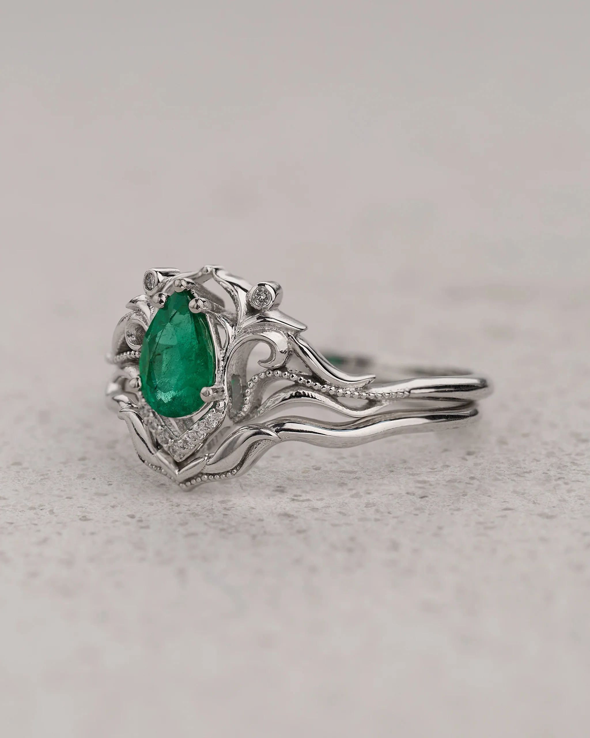 Natural Emerald Bridal Set with Chevron Matching Band / Lida small - Image 8