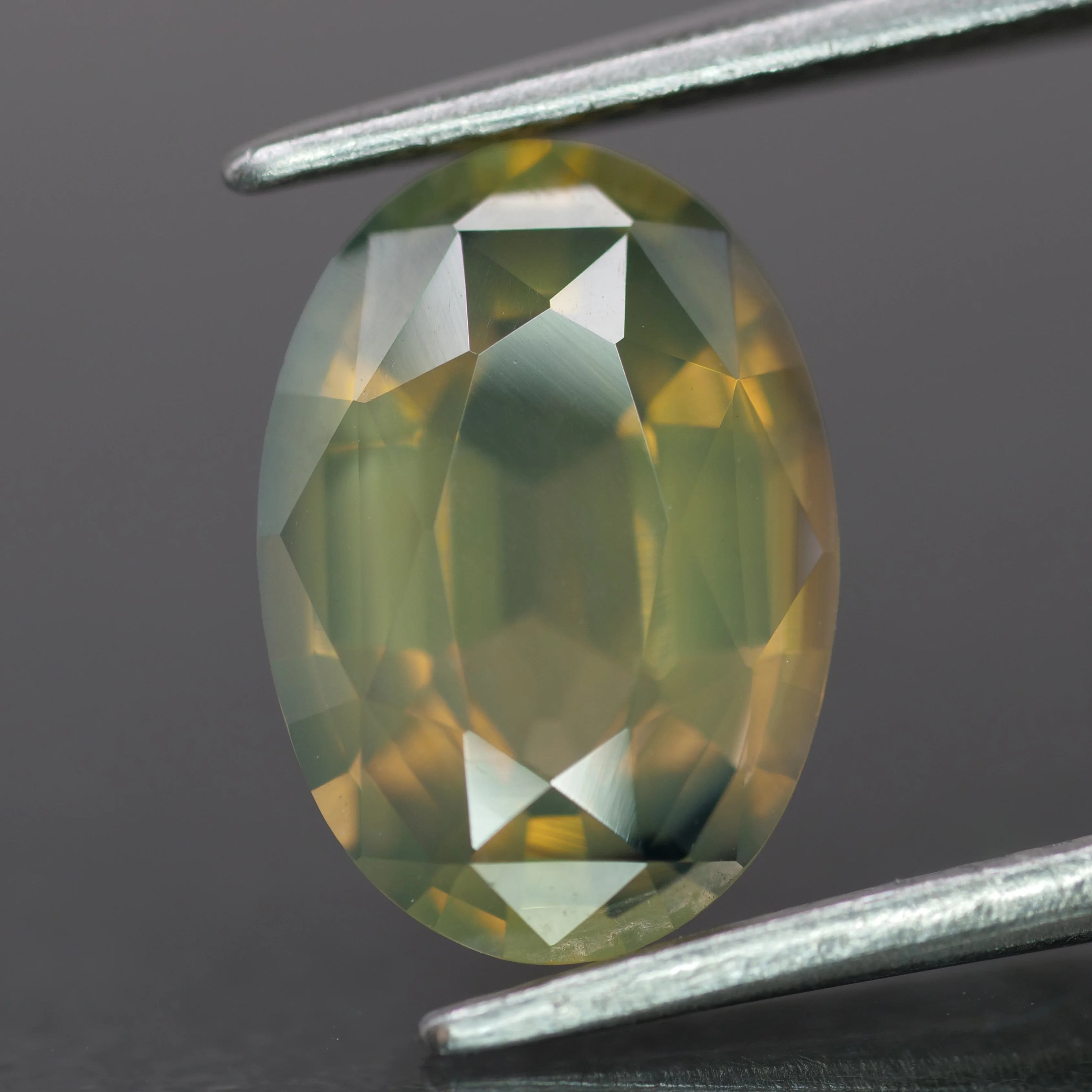 Opalescent Sapphire | natural, hazy waves: yellowish green color, oval-cut, 10x7mm, *2.5ct
