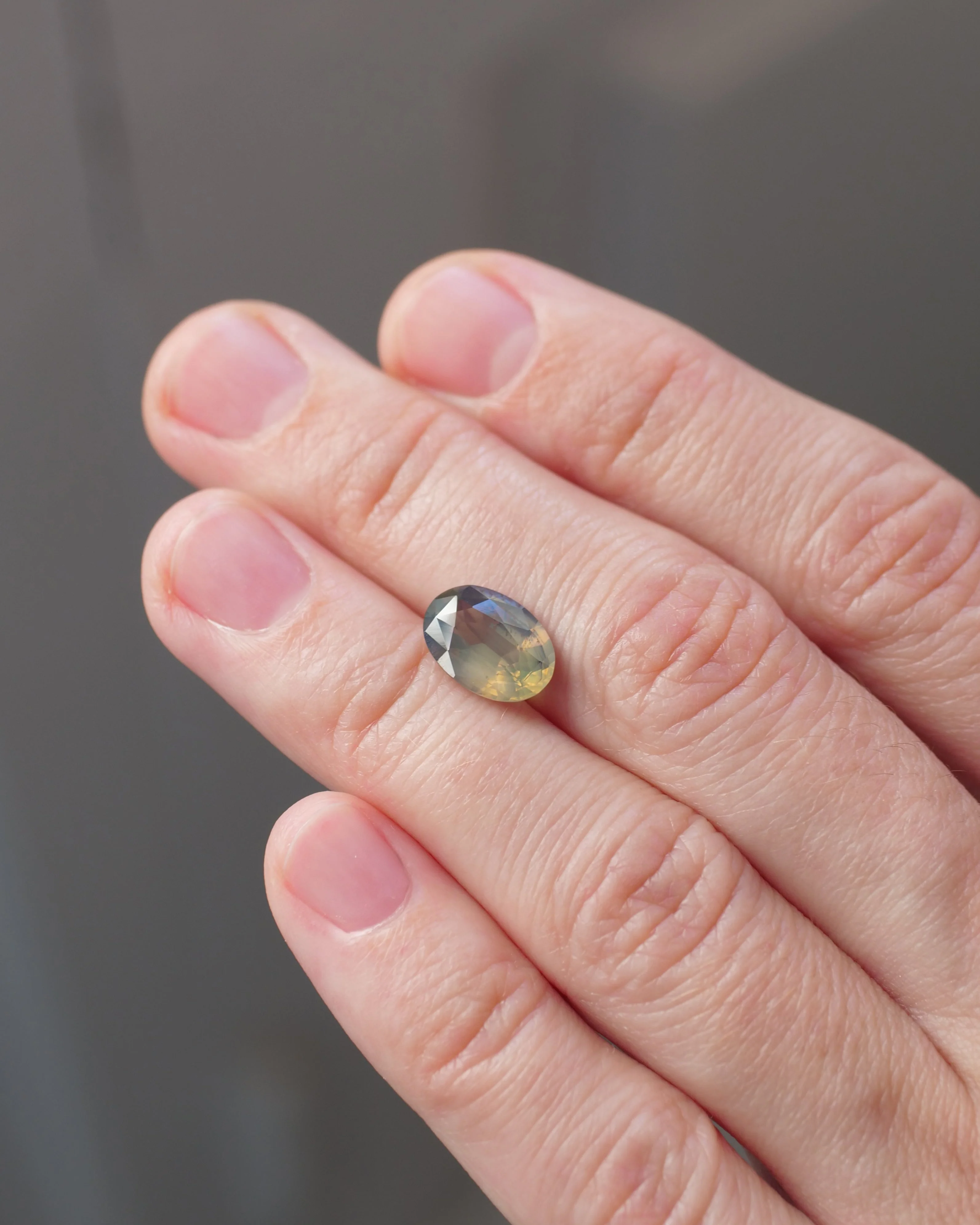 Opalescent Sapphire | natural, hazy waves: yellowish green color, oval-cut, 10x7mm, *2.5ct - Image 3