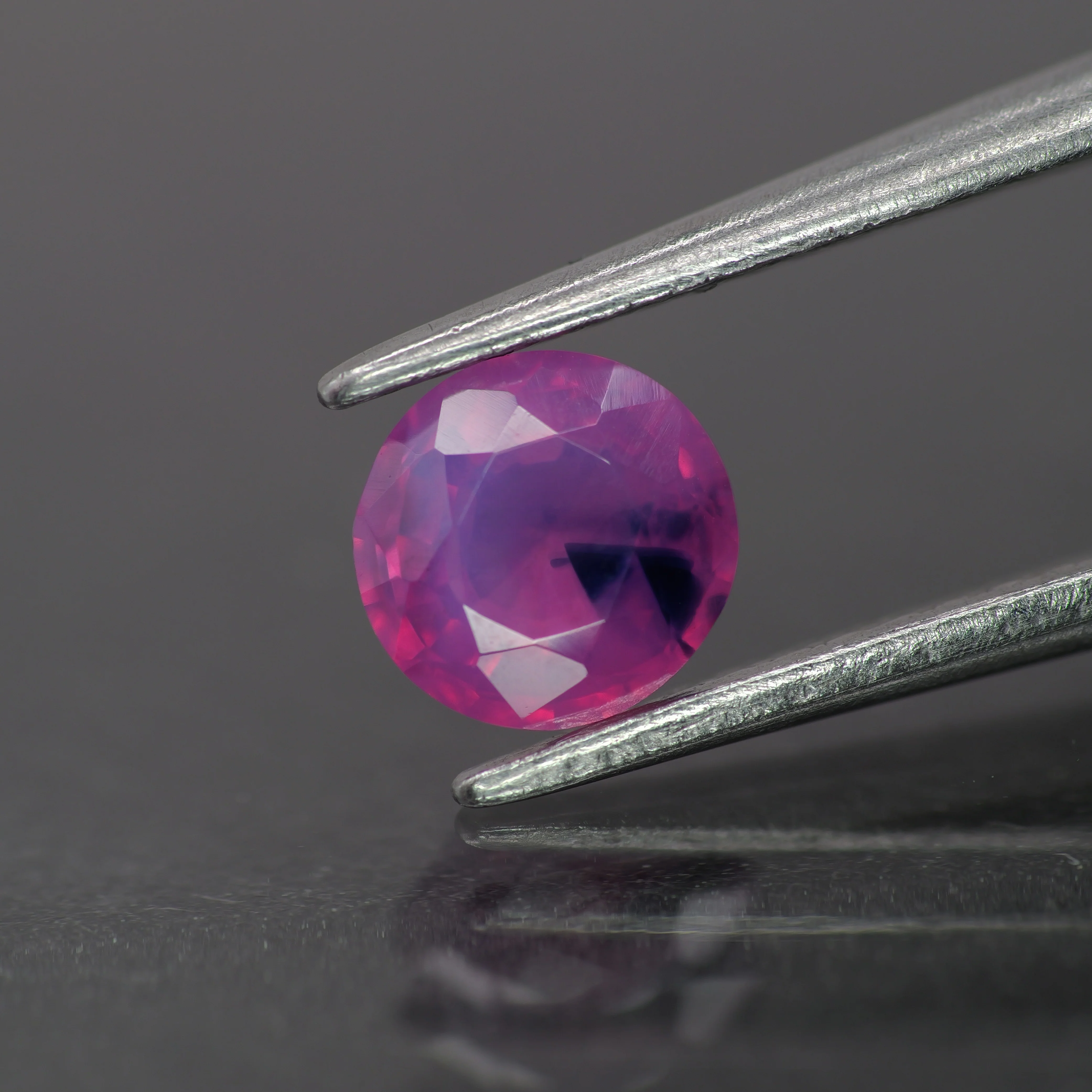 Opalescent sapphire | natural, pink color, round-cut, *5.5mm, *0.7ct