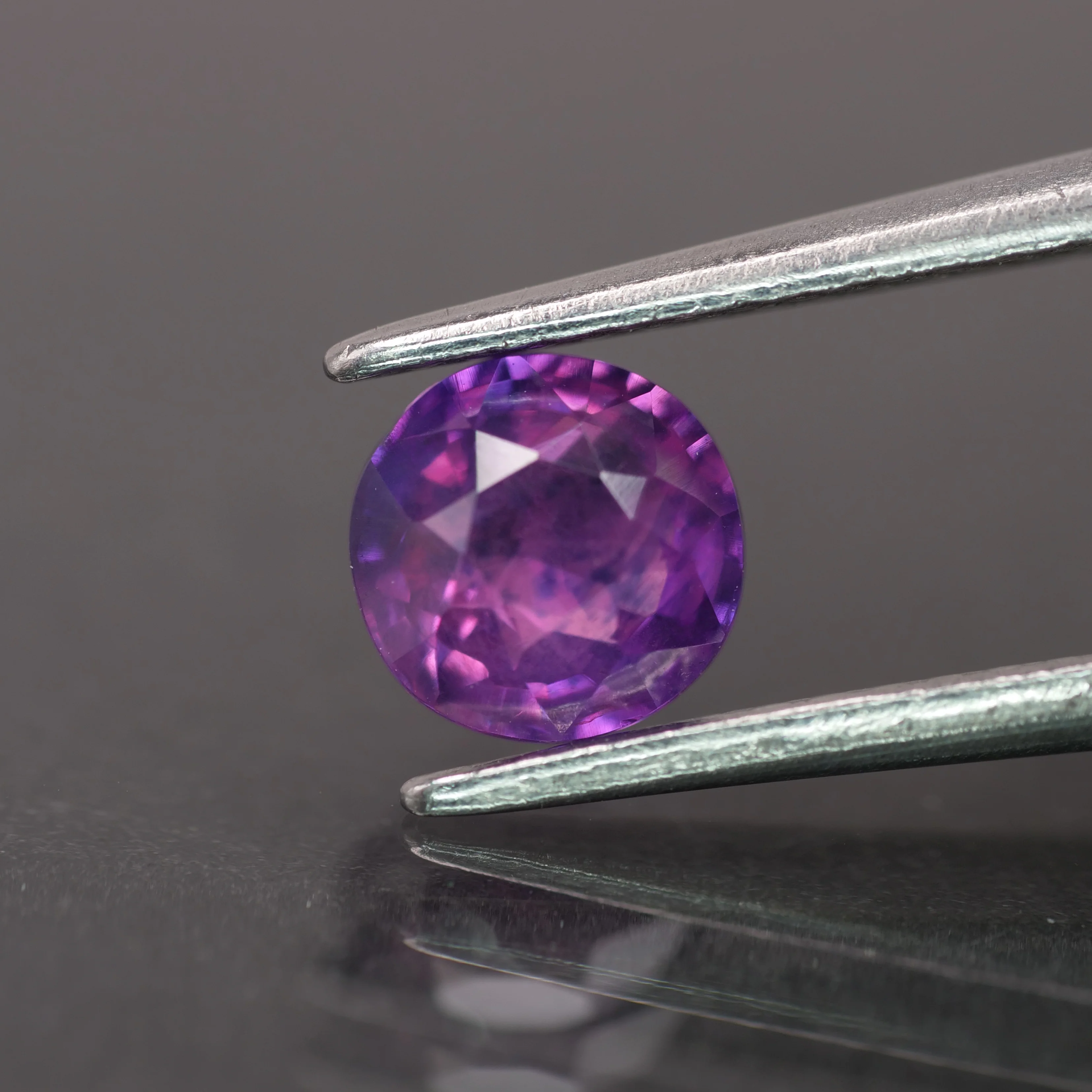 Opalescent sapphire | natural, pink color, round-cut, *5.5mm, *0.8ct