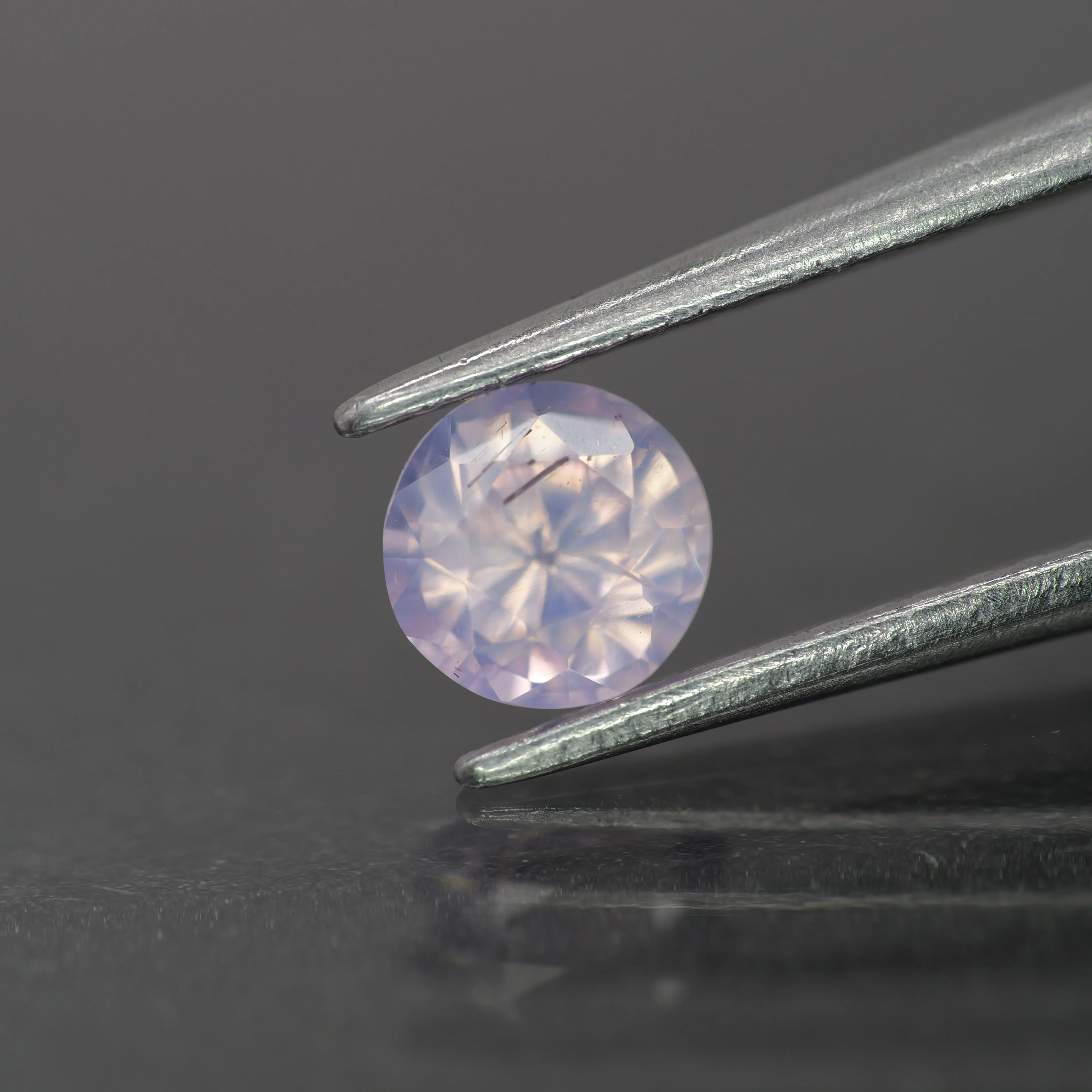 Opalescent sapphire | natural, purplish pink color, round-cut, *5mm, *0.6ct