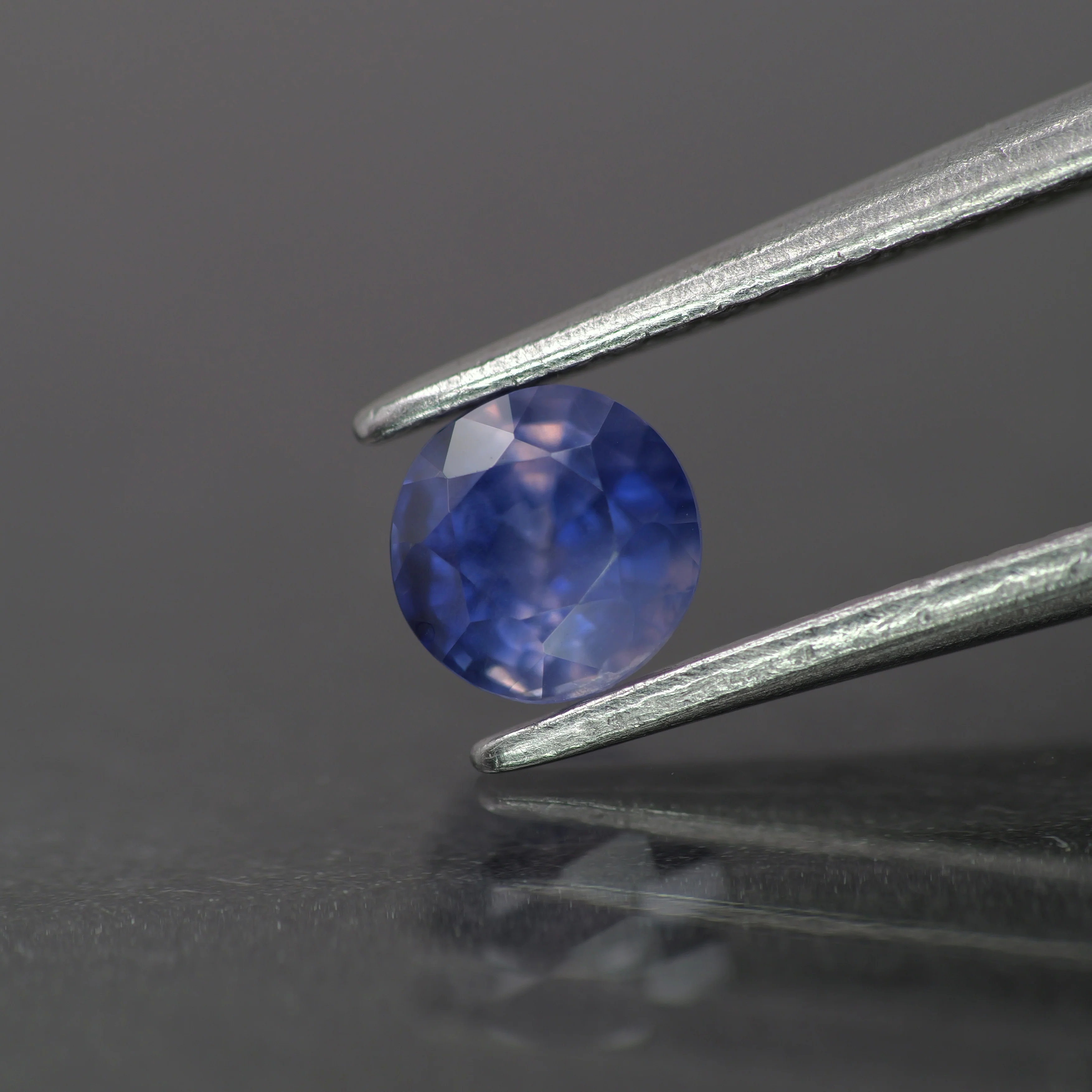 Opalescent sapphire | natural, pinkish blue color, round-cut, 4.5mm, *0.6ct