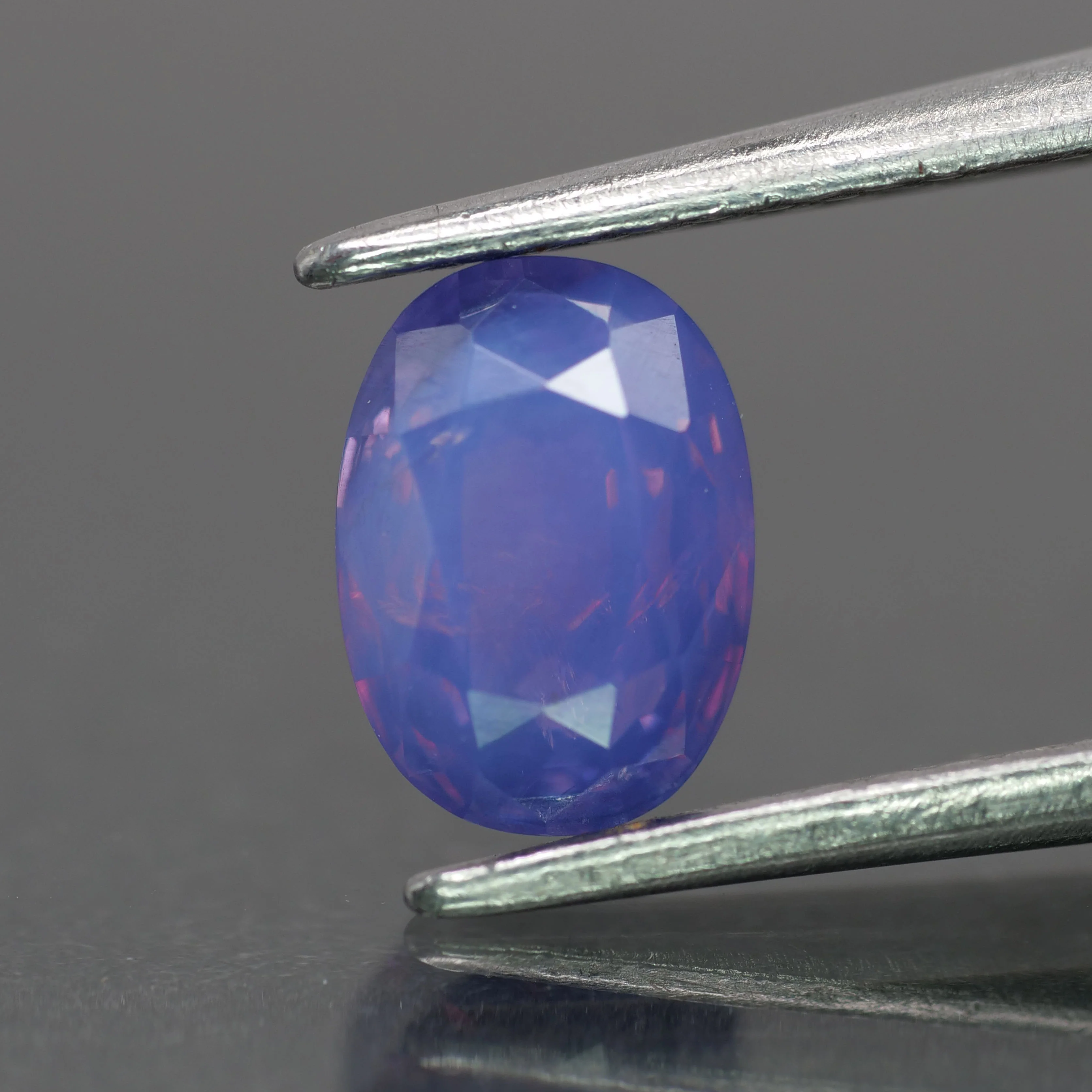Opalescent sapphire | natural, pinkish purple color, oval-cut, 7x5mm, 1.2ct