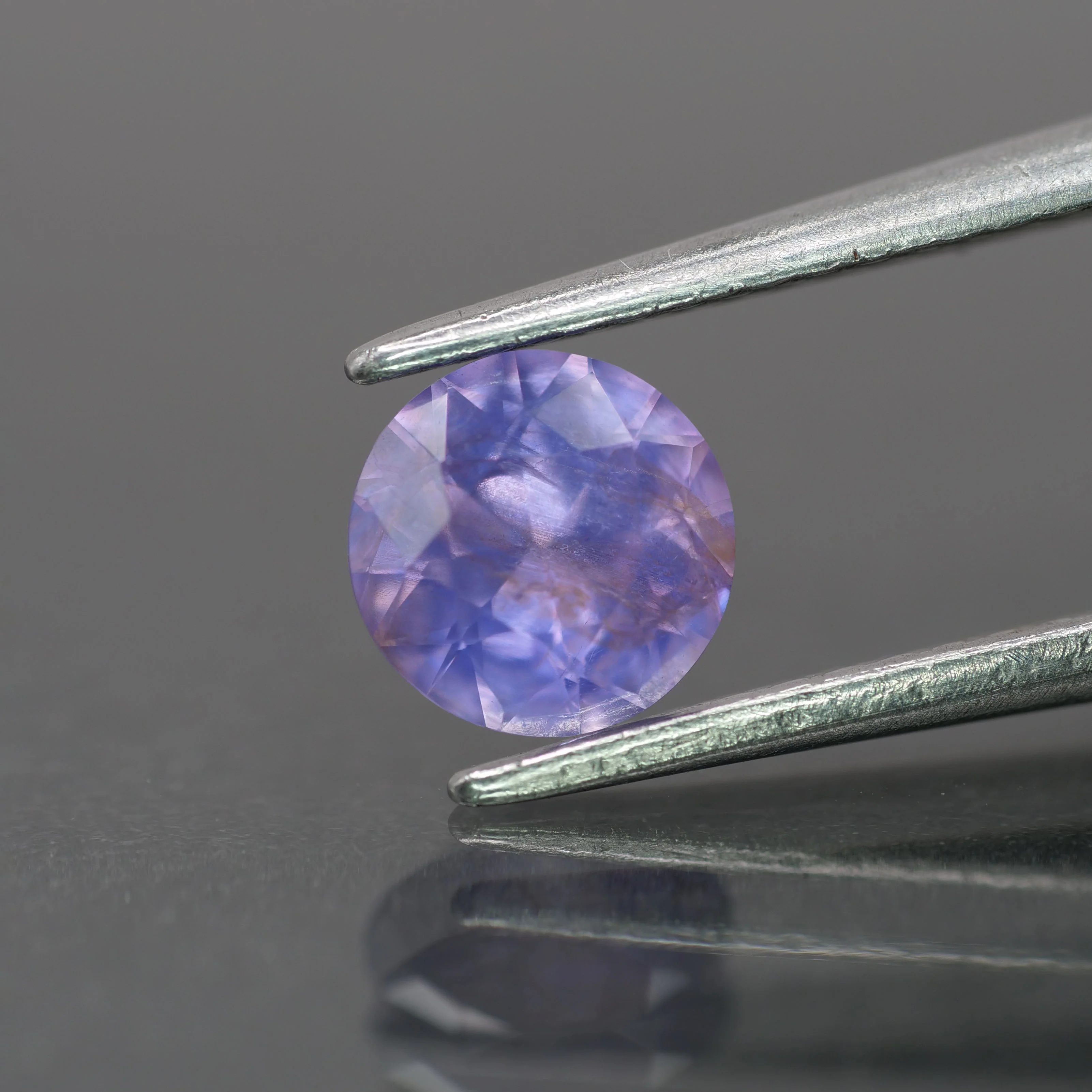 Opalescent sapphire | natural, pinkish purple color, round-cut, *5.5mm, 0.7ct