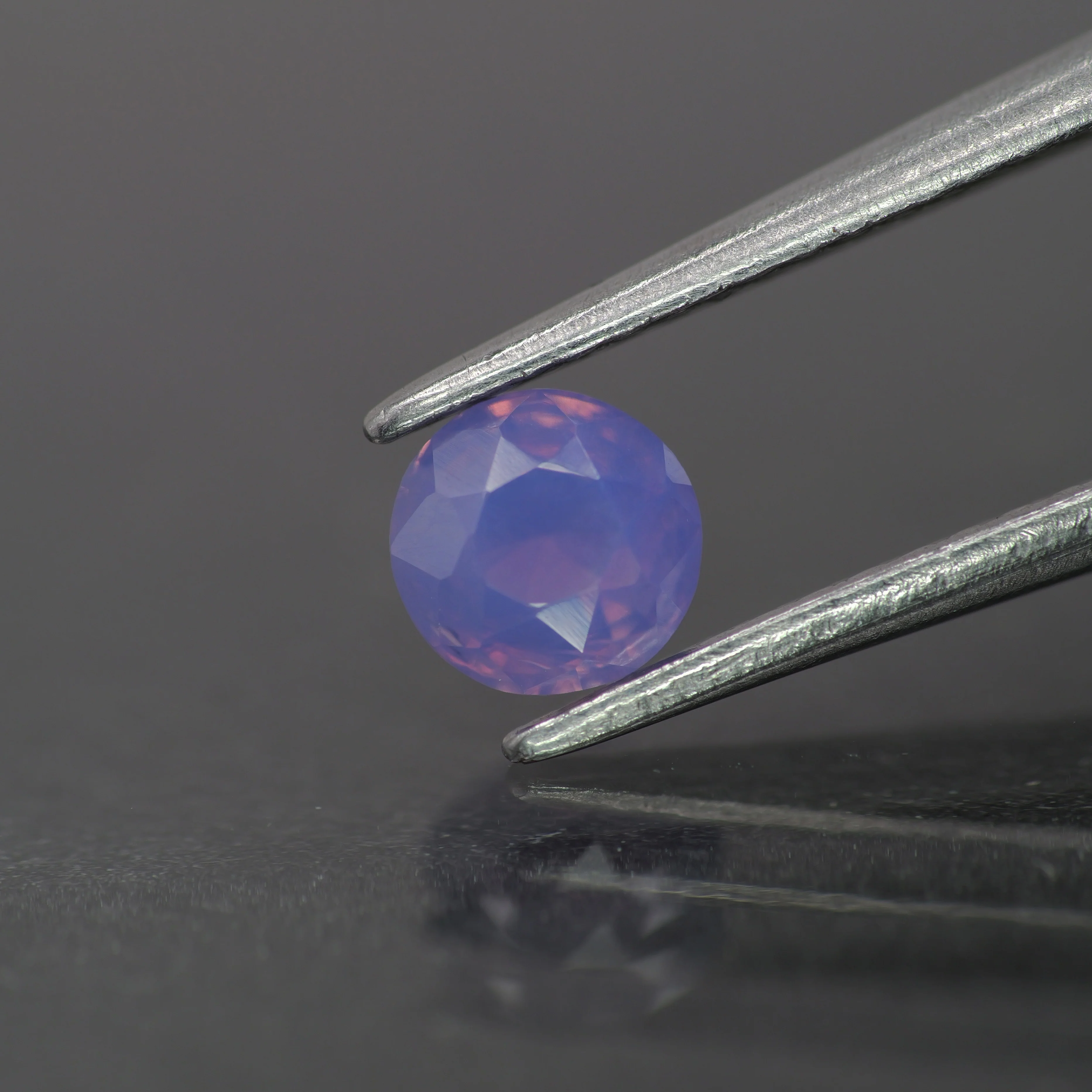 Opalescent sapphire | natural, pinkish purple color, round-cut, *5mm, *0.5ct