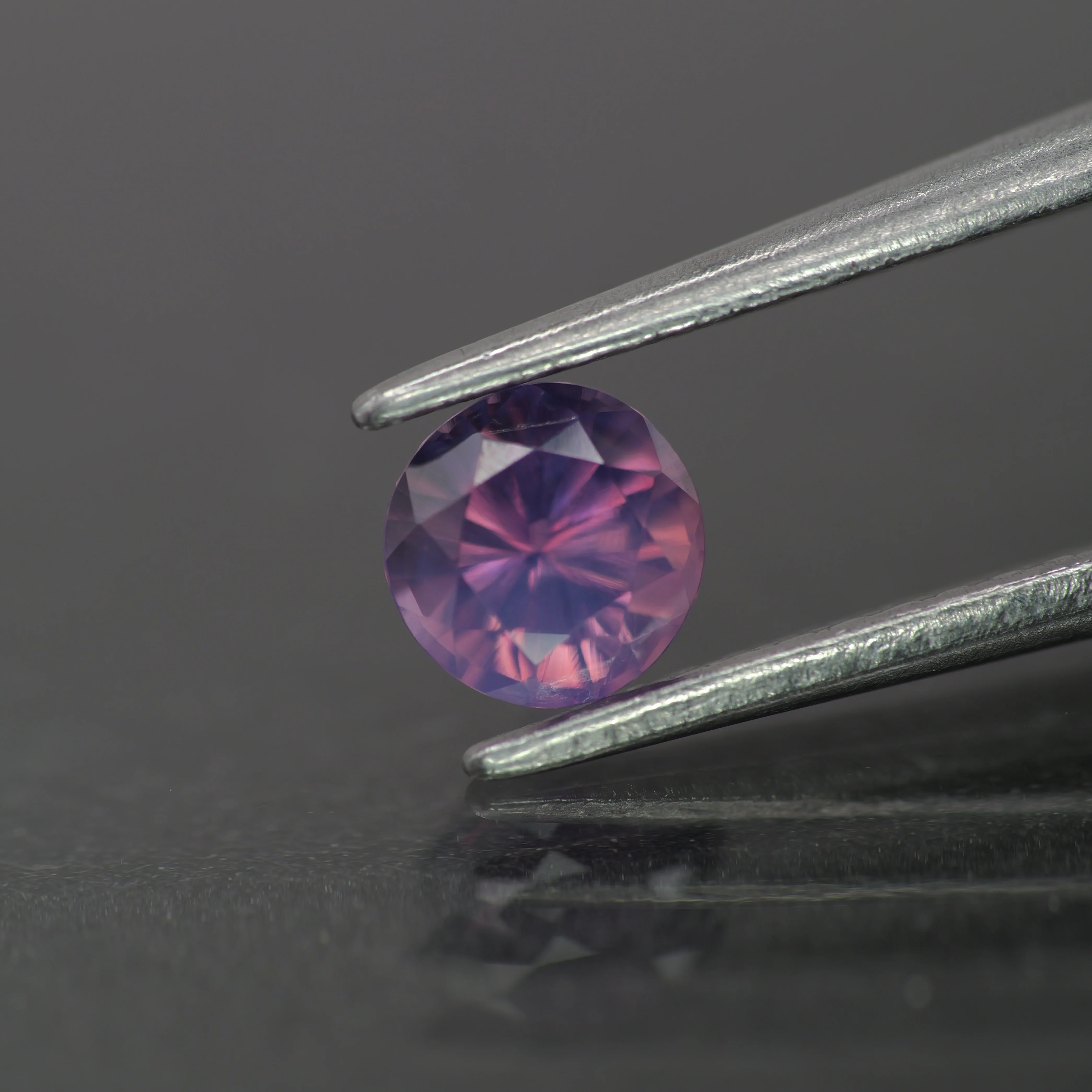 Opalescent sapphire | natural, pinkish purple color, round-cut, *5mm, *0.5ct
