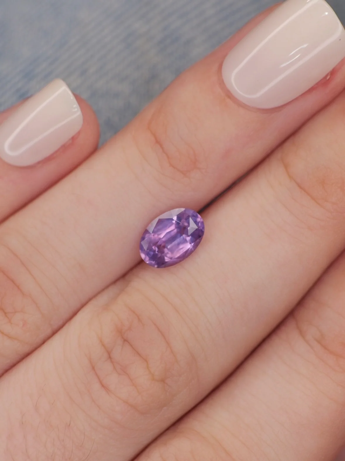 Opalescent sapphire | natural, purplish pink color, oval-cut, 8x5.5mm, 1.6ct