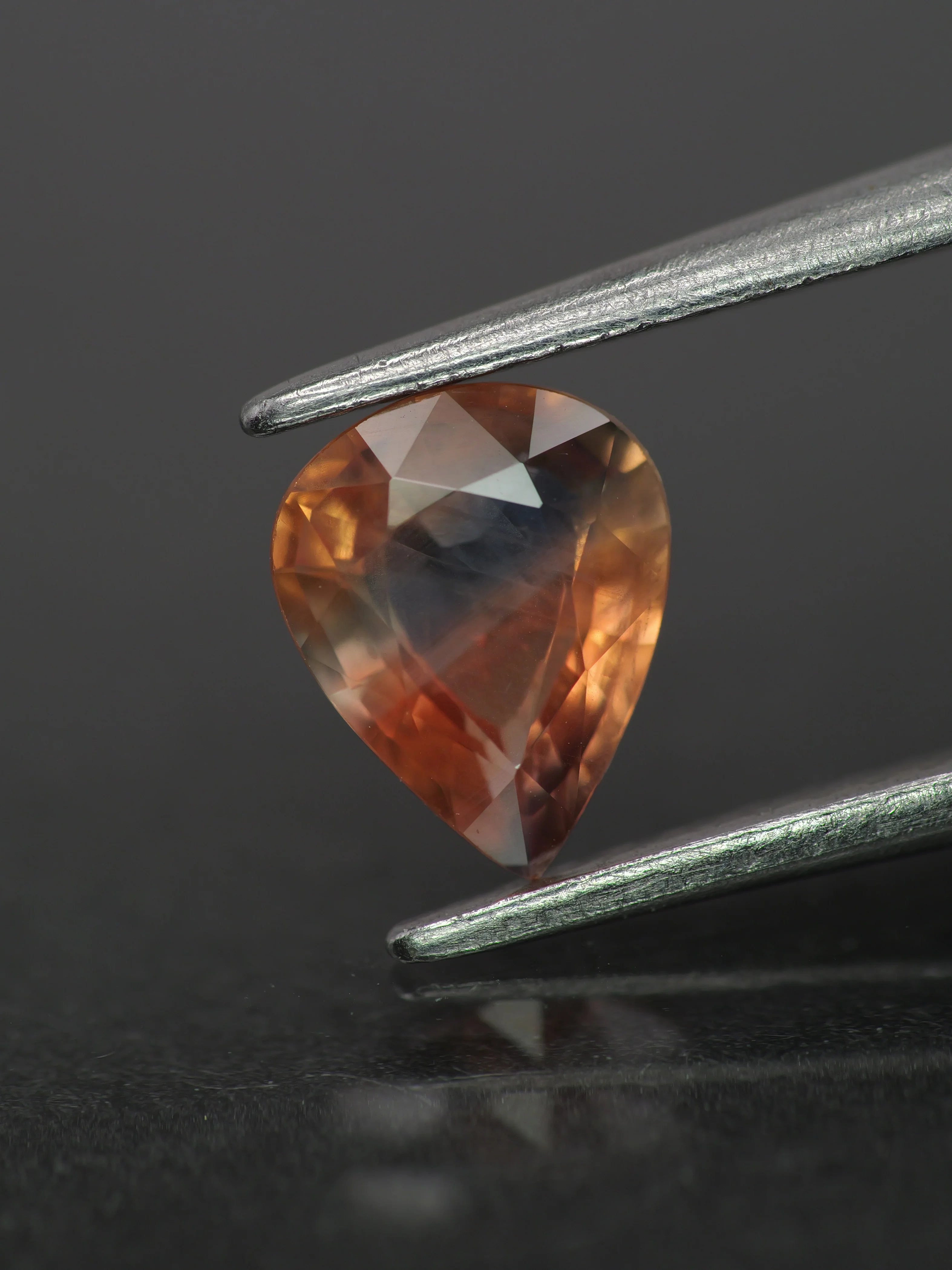 Parti Sapphire | natural, bi-color: orange & blue, pear-cut, 7x5.5mm, 0.85ct, Madagascar - Image 2