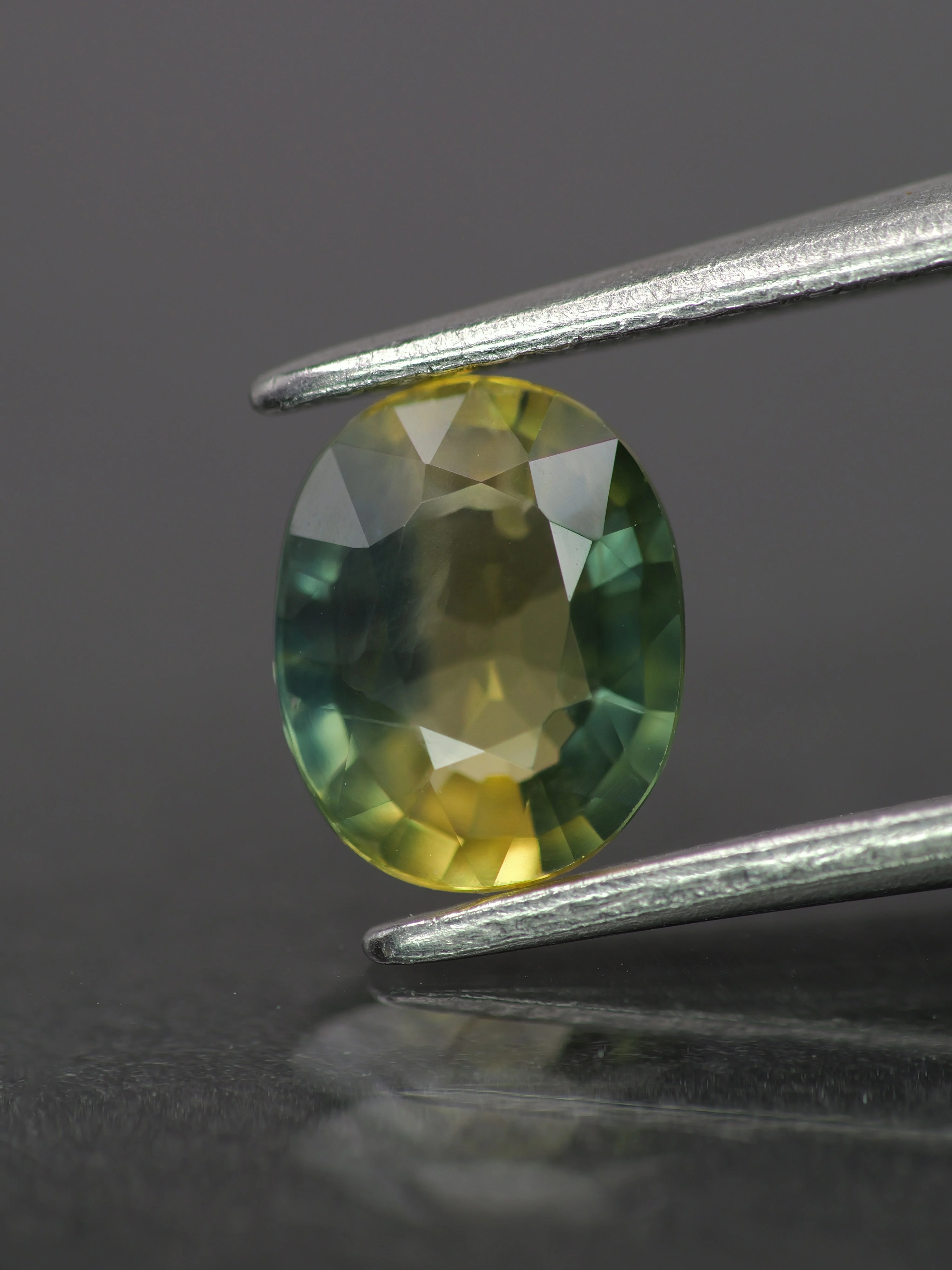 Parti Sapphire | natural, Tri-color: yellow, green & teal color, oval-cut, 7x5.5mm, 0.9ct, Madagascar