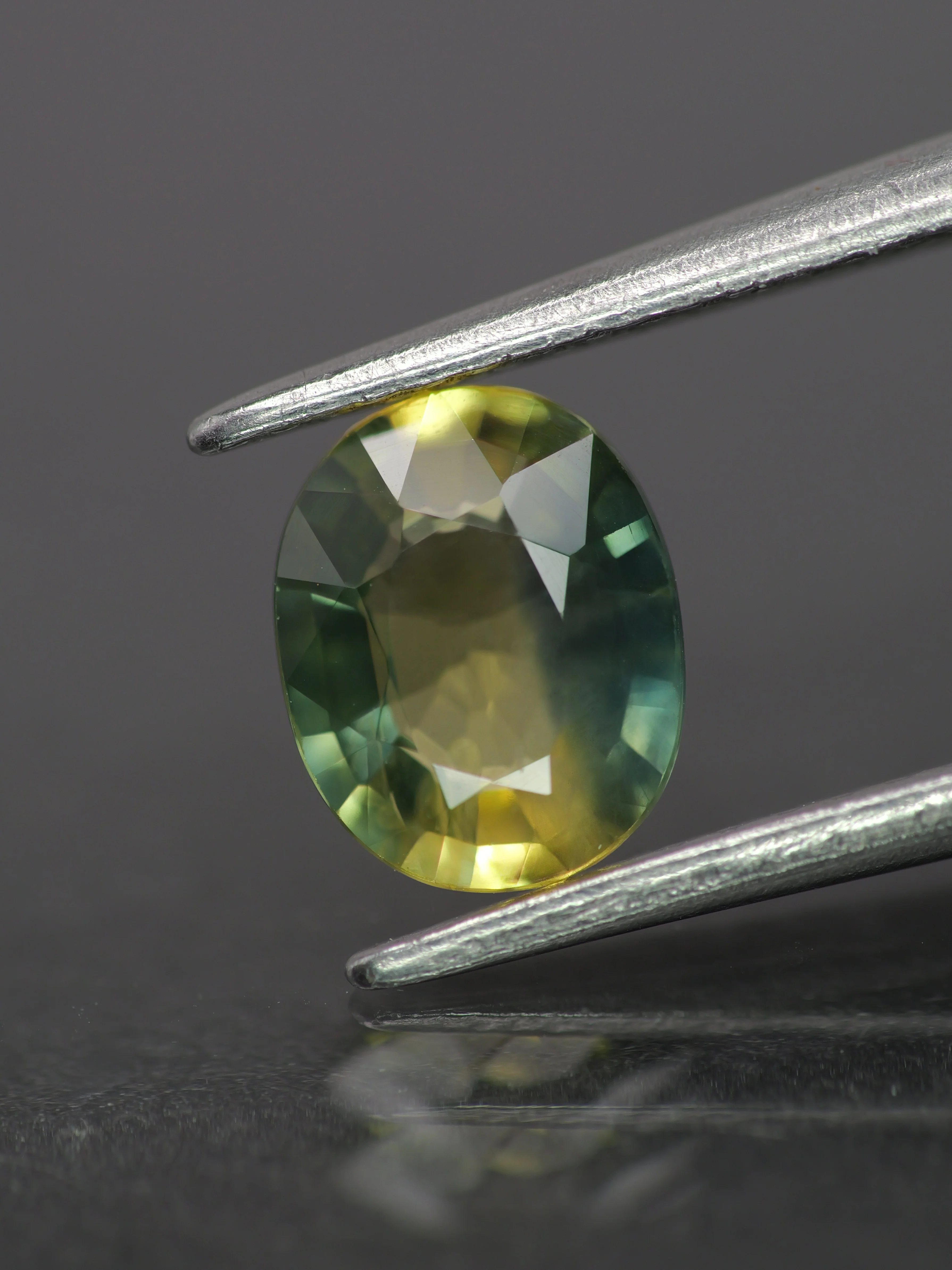 Parti Sapphire | natural, Tri-color: yellow, green & teal color, oval-cut, 7x5.5mm, 0.9ct, Madagascar - Image 2
