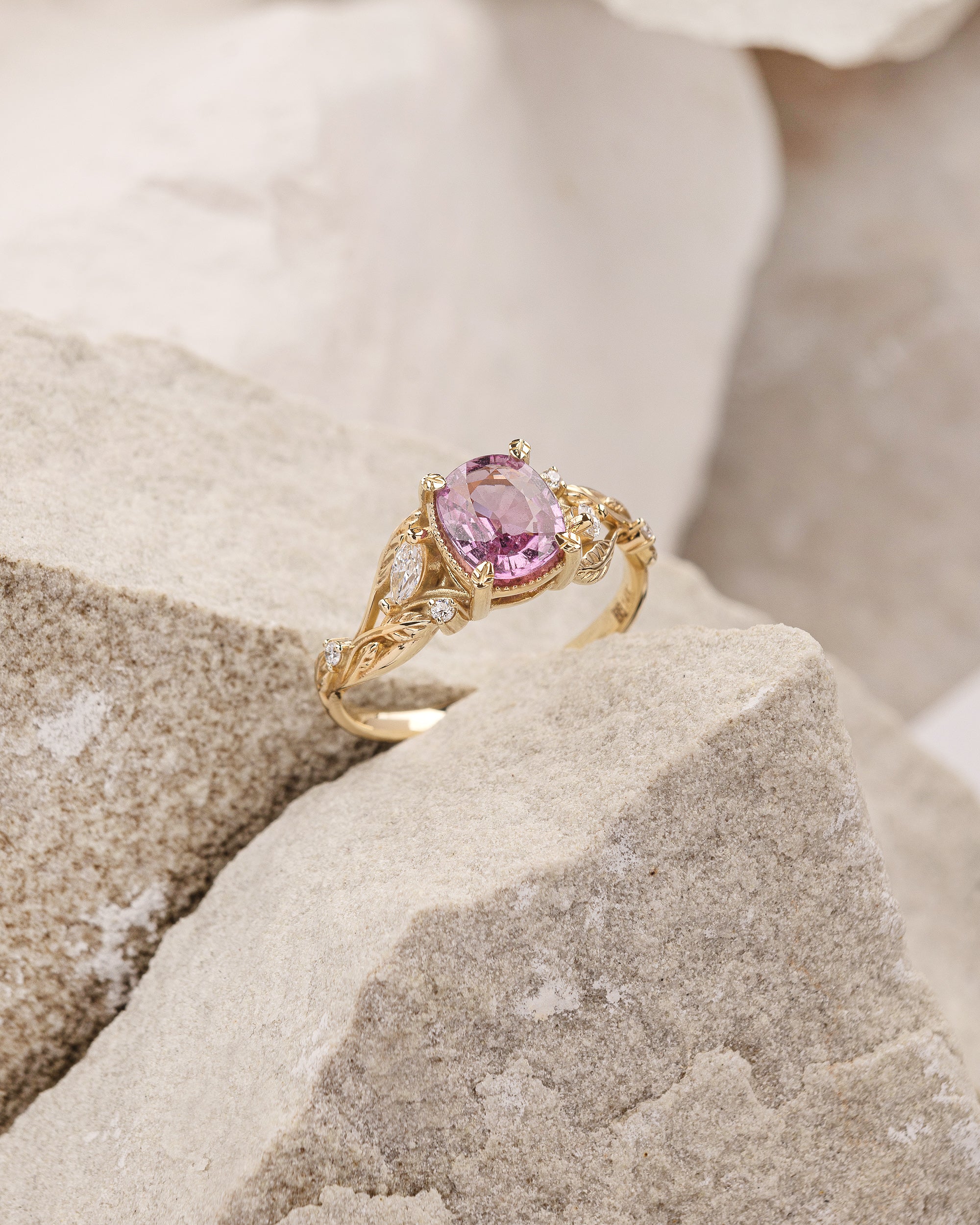 Patricia asymmetric | engagement ring setting for 7 mm cushion cut gemstone - Image 10