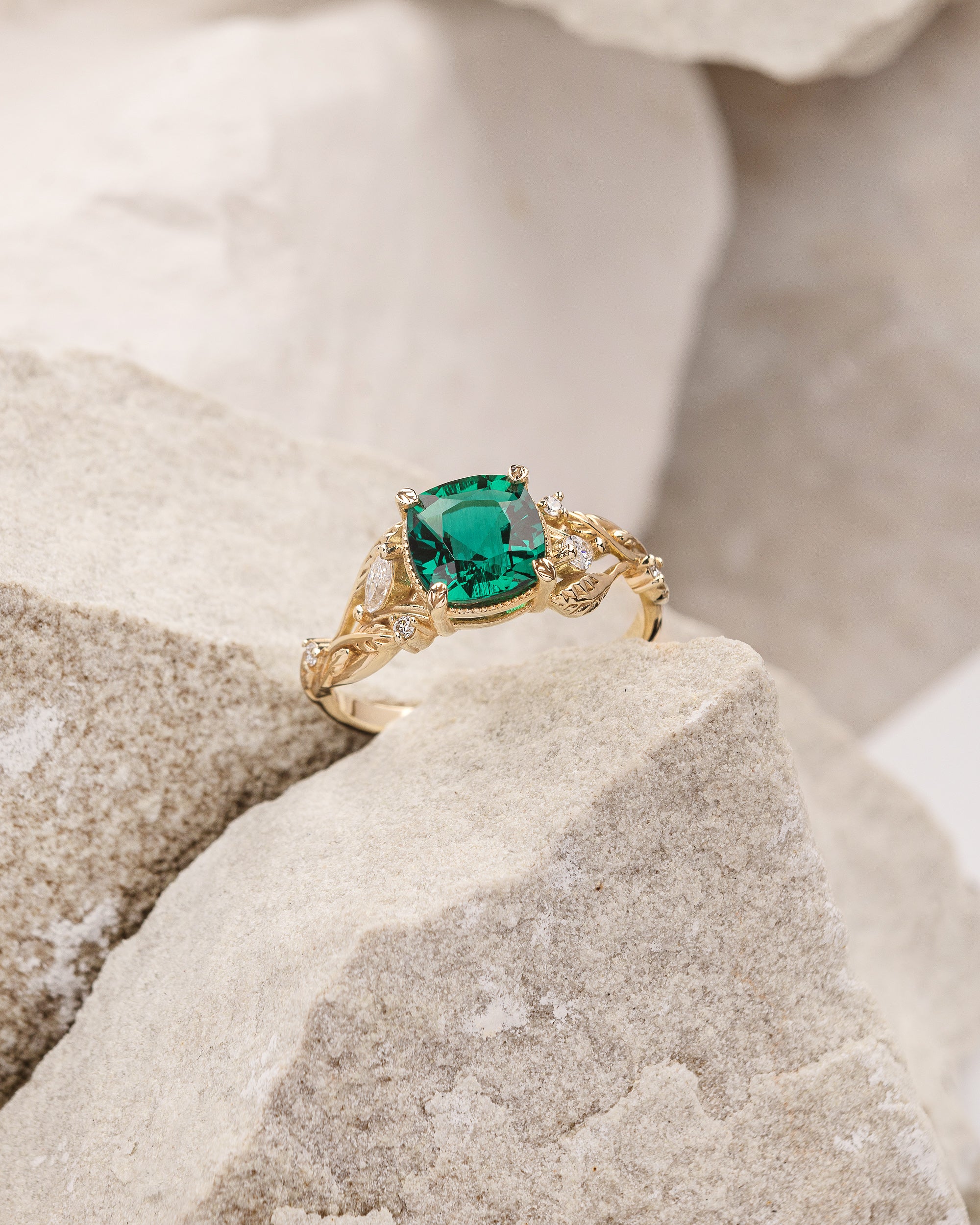 Patricia asymmetric | engagement ring setting for 7 mm cushion cut gemstone - Image 6