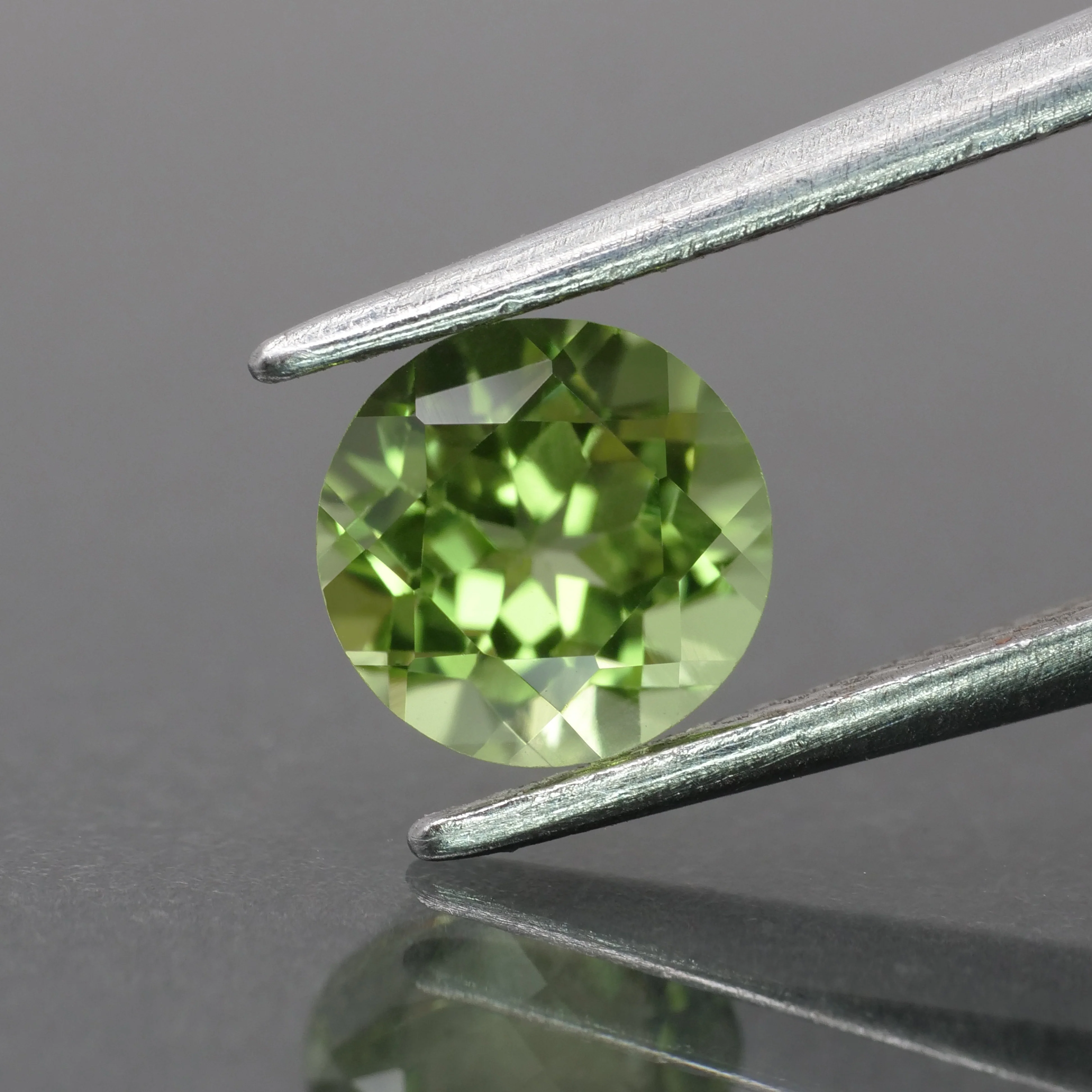 Peridot | natural, green color, round-cut, 6mm, 0.9ct