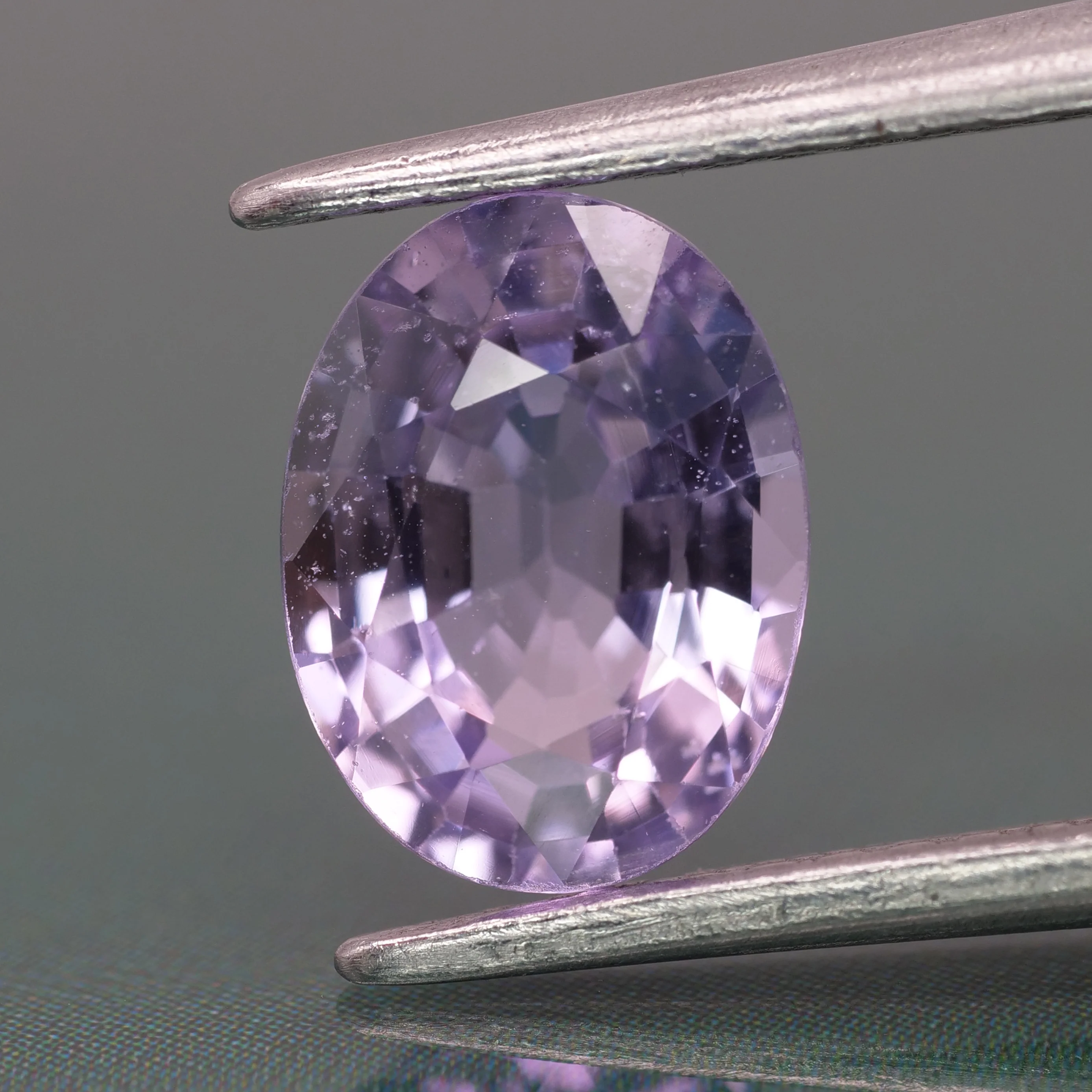 Sapphire | IGI certified | natural, purplish pink color, oval-cut, 8x6mm, 1.60ct