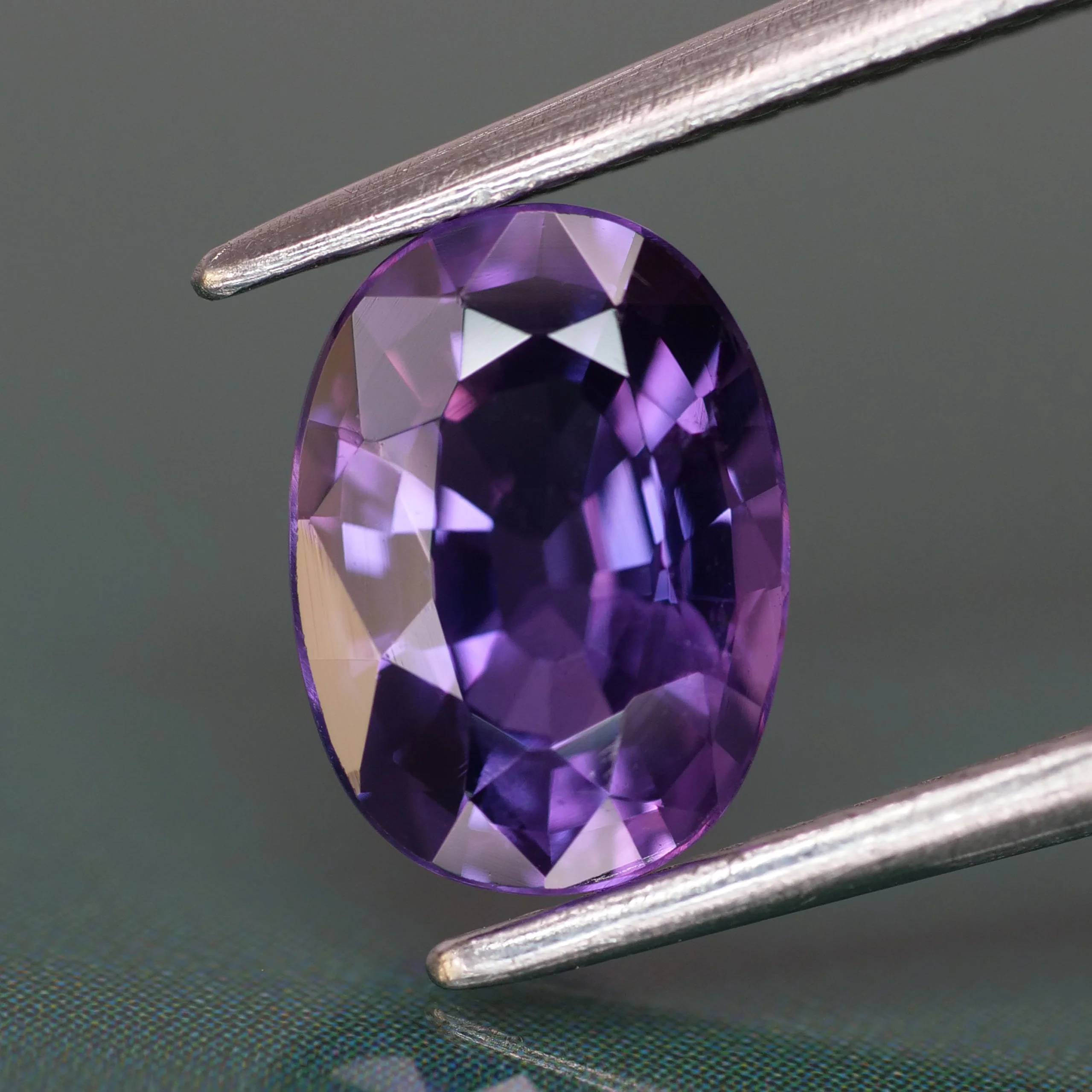 Sapphire | IGI certified | natural, pinkish purple color, oval-cut, 8x6mm, 1.4ct