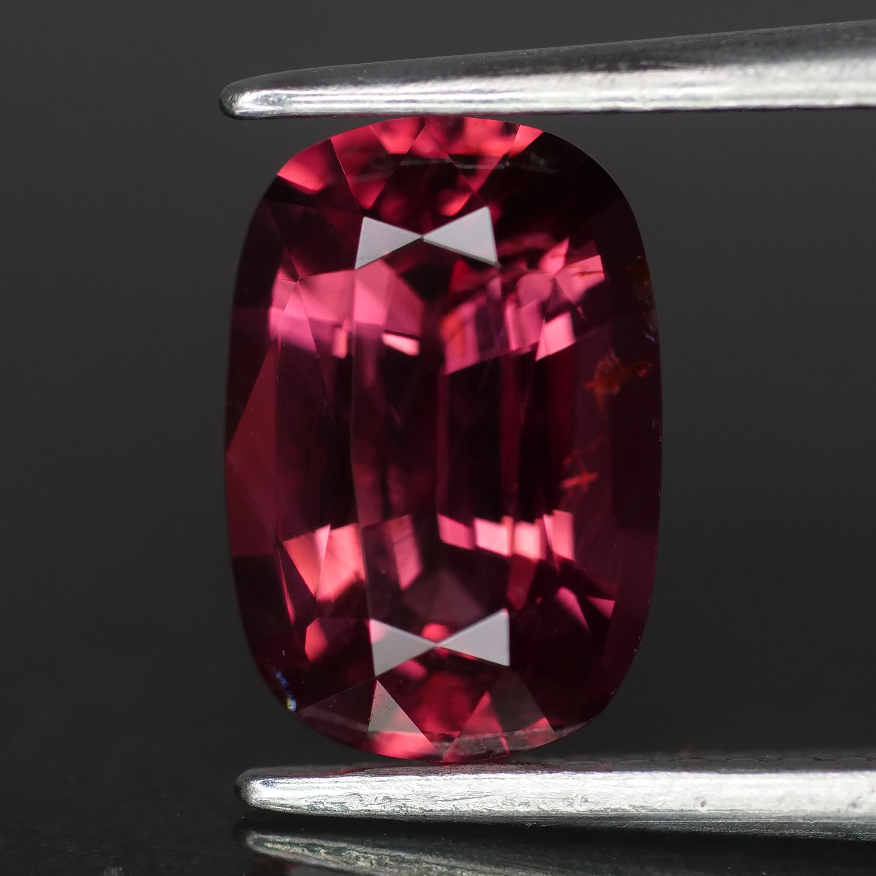 Spinel | natural, pinkish red color, cushion-cut, 9.5x6.5mm, 2.3ct