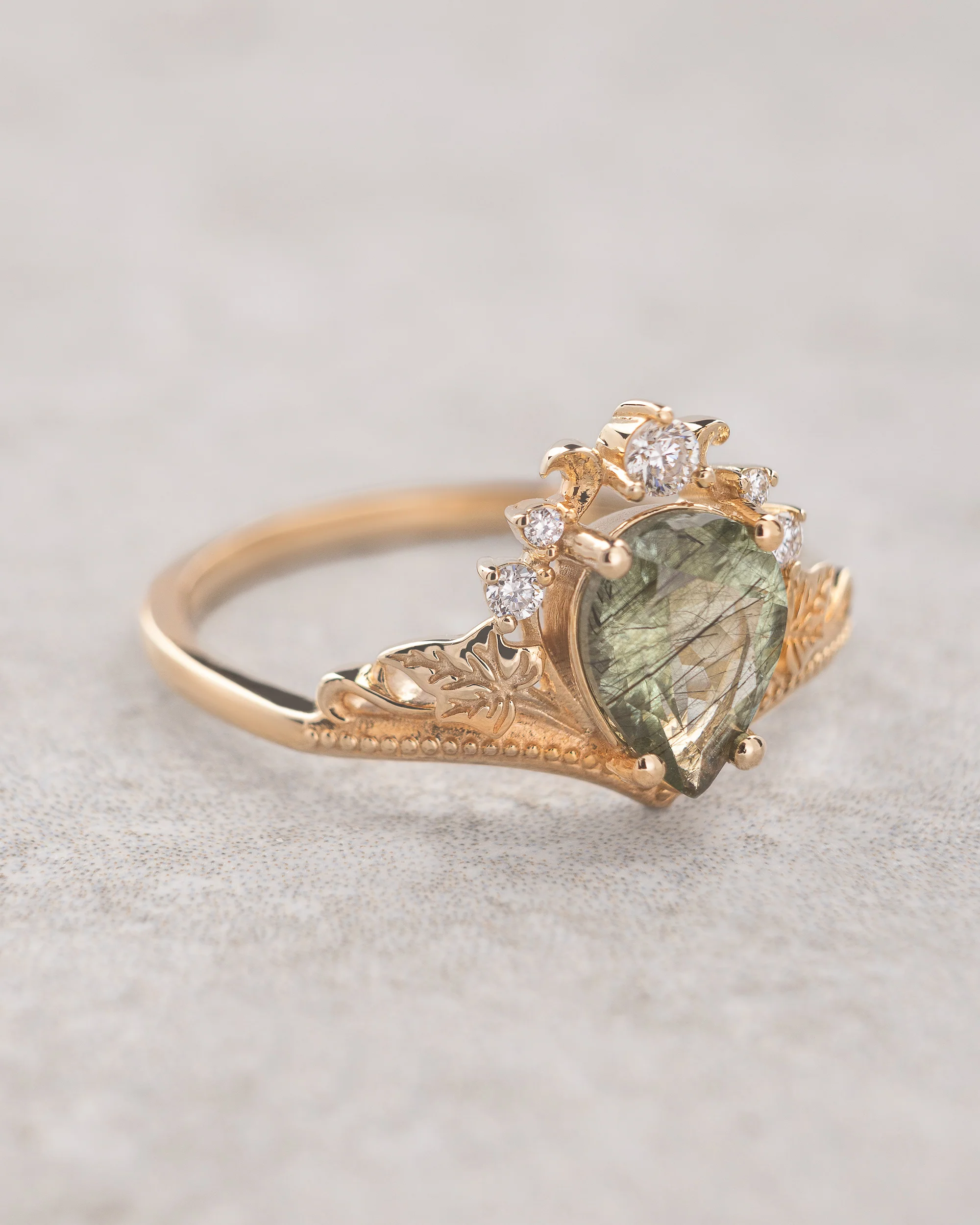 Rutile peridot engagement ring set with a matching wedding band / Ariadne - Image 4