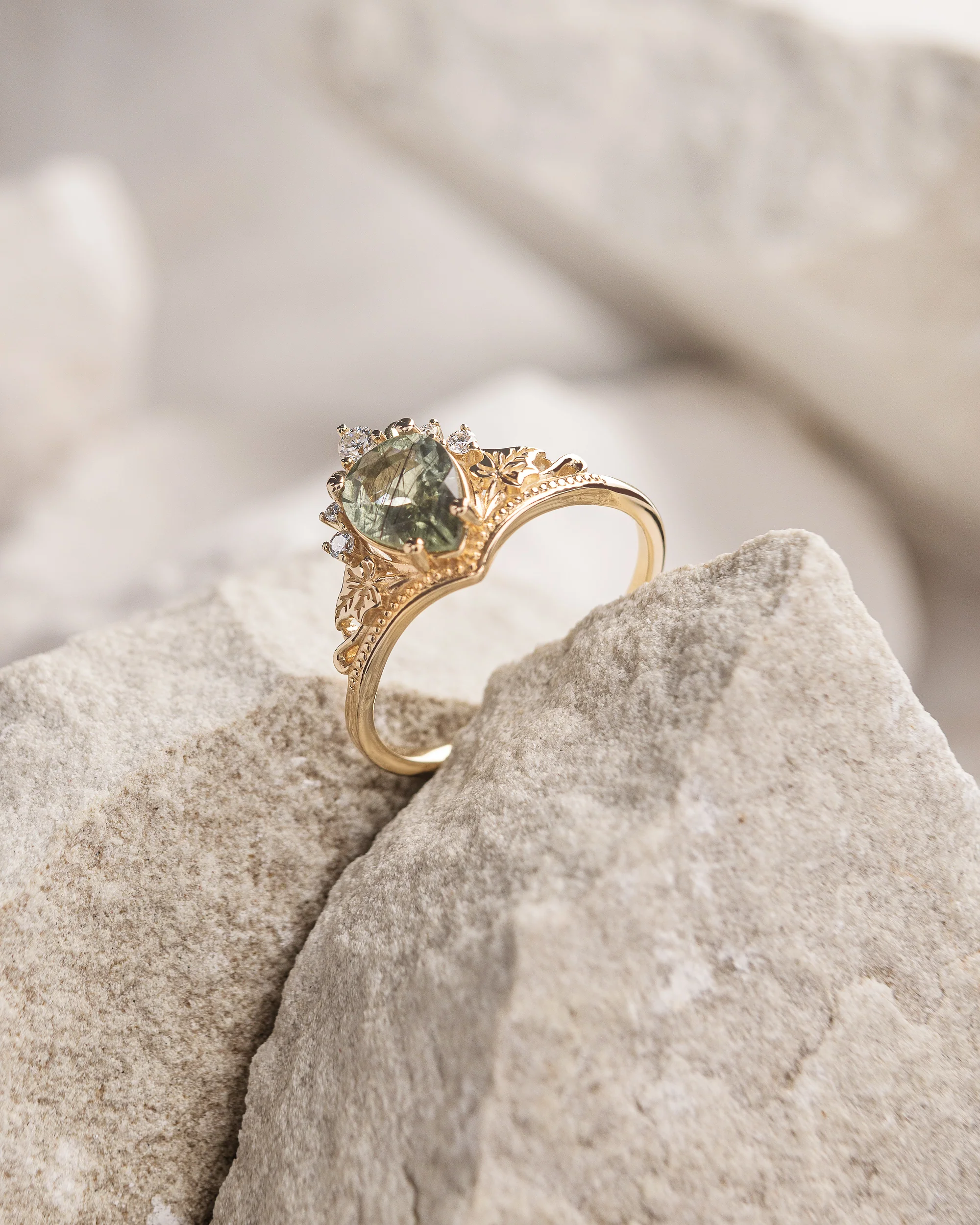 Rutile peridot engagement ring set with a matching wedding band / Ariadne - Image 5