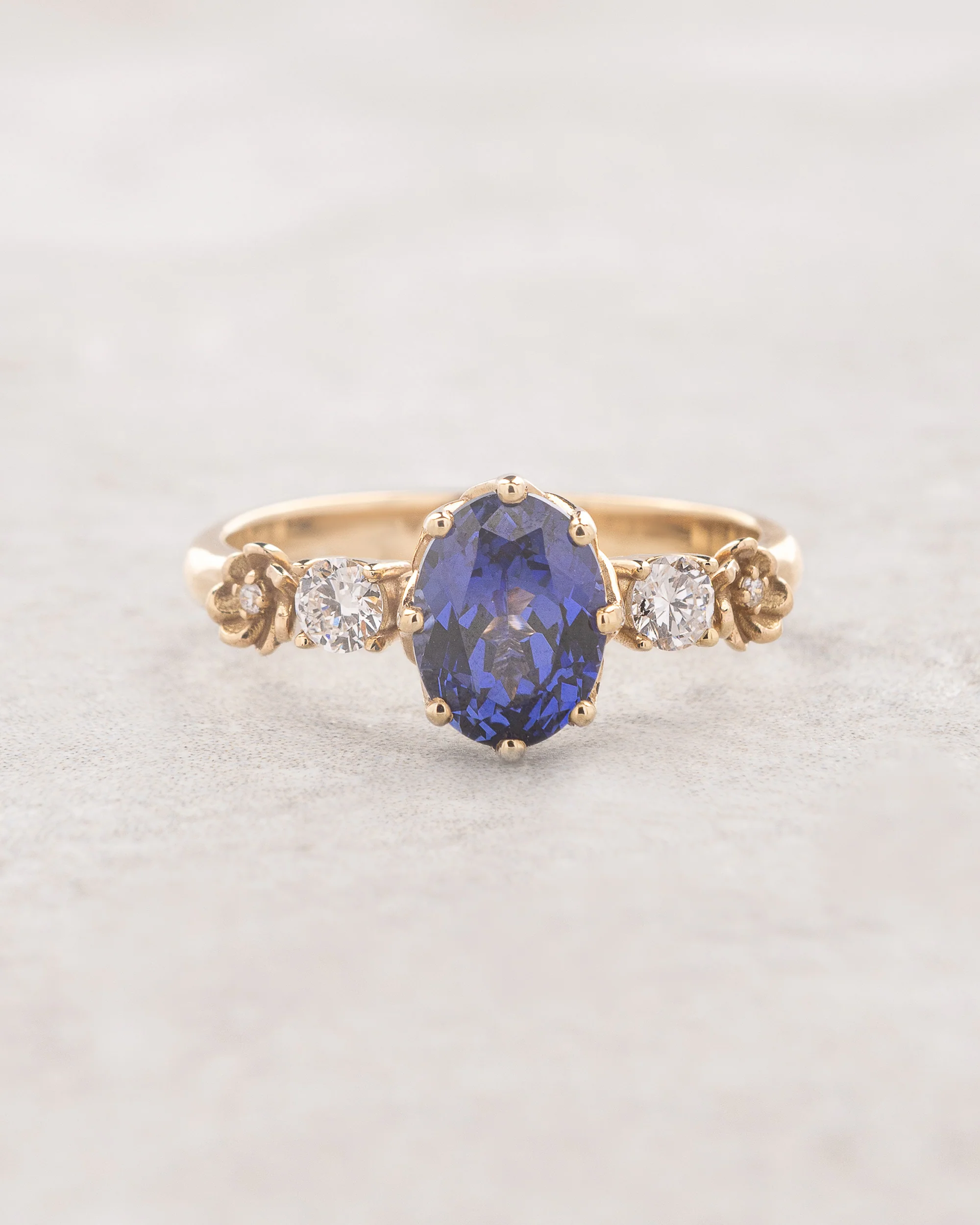 Bridal ring set with royal blue sapphire and delicate flowers / Fiorella - Image 4