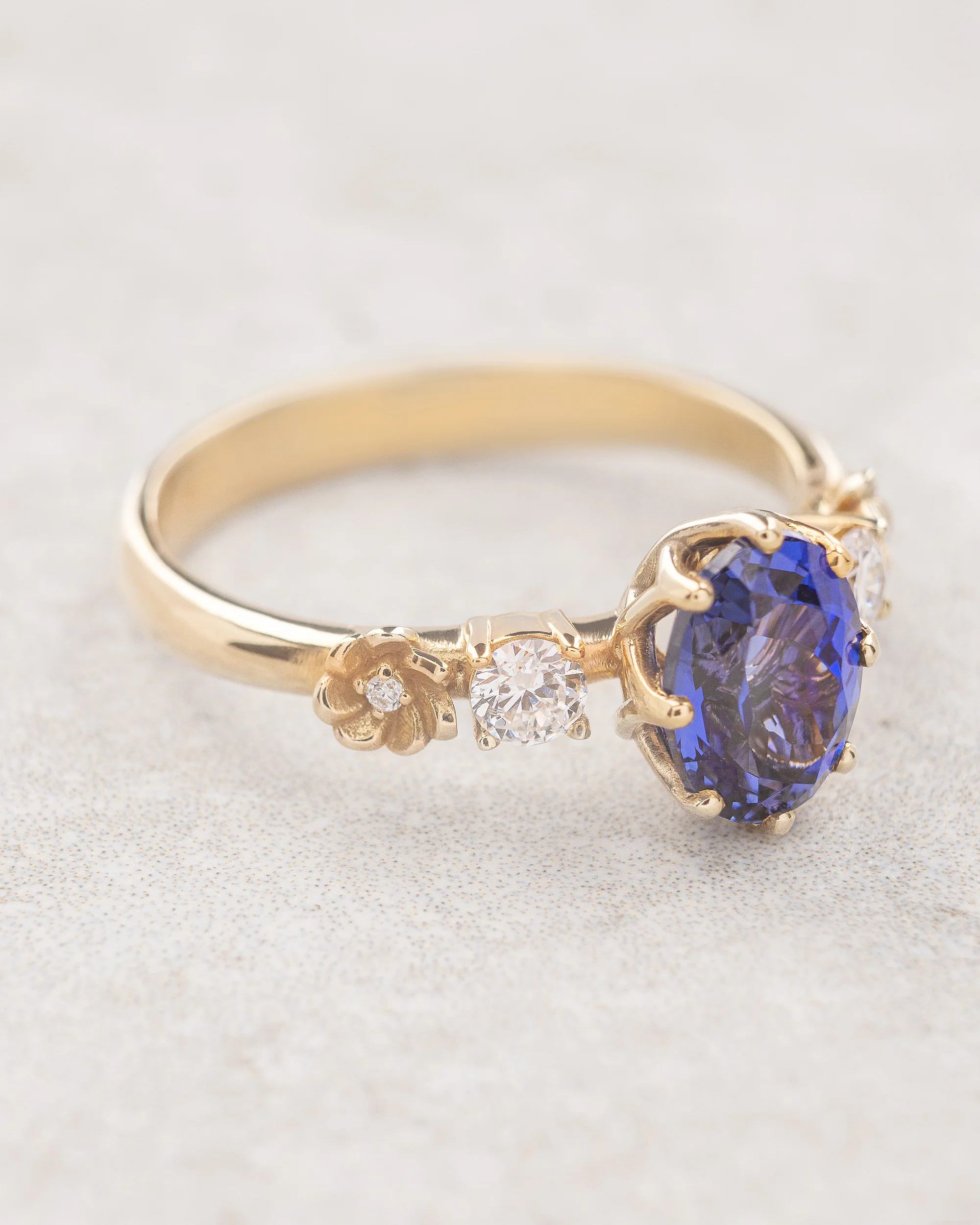 Bridal ring set with royal blue sapphire and delicate flowers / Fiorella - Image 6