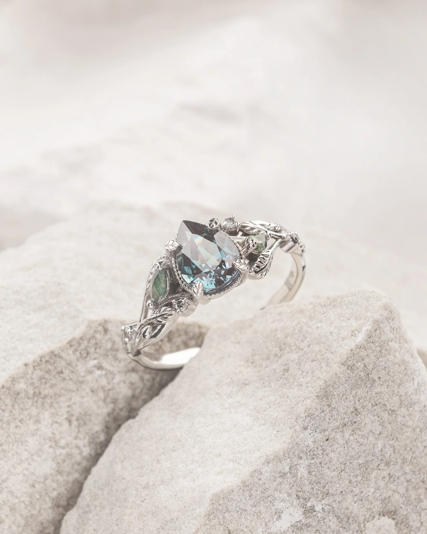 Alexandrite and moss agates engagement ring with salt&pepper diamonds / Patricia - Image 2