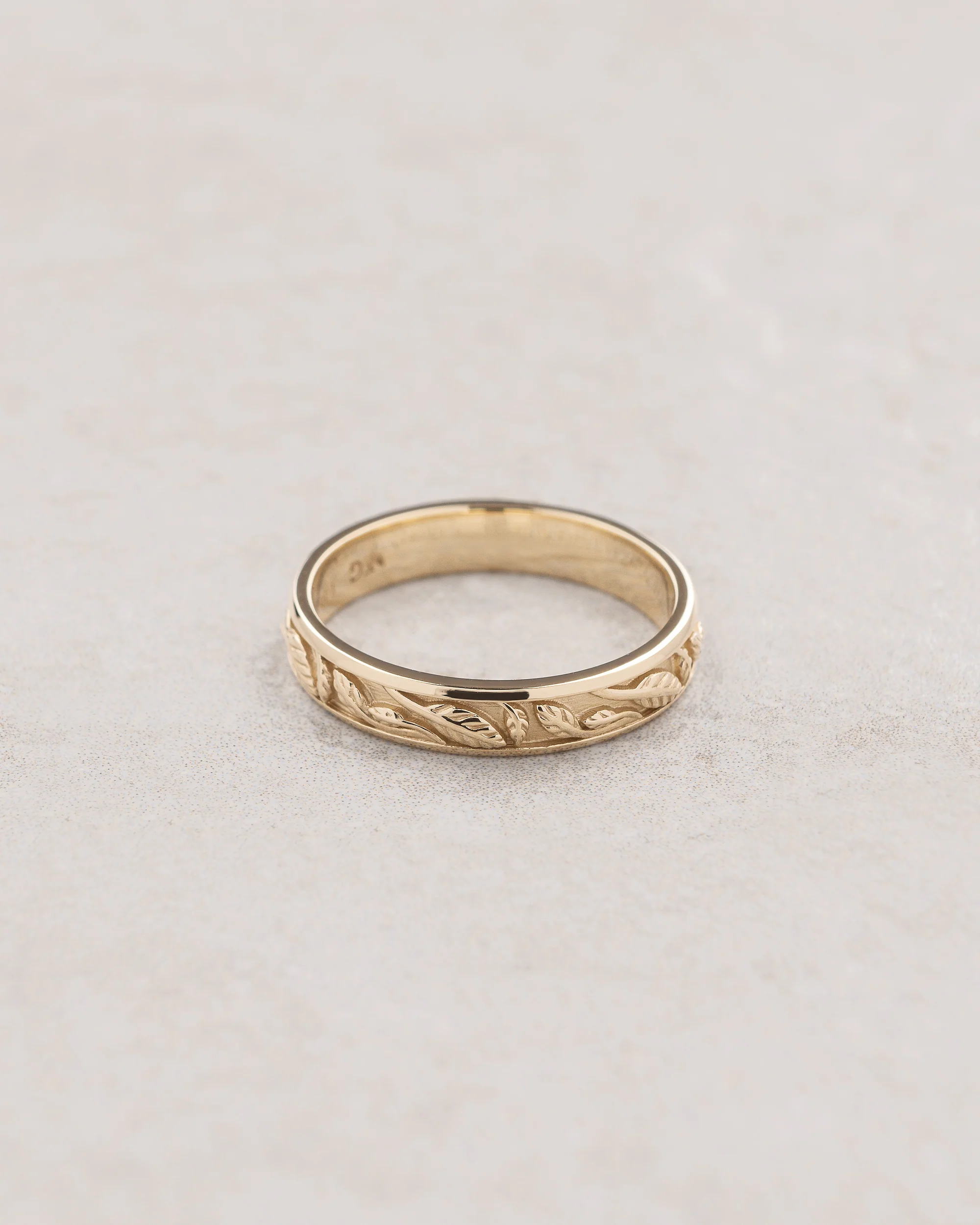Unisex leaf carved wedding band, 4 mm wide / Patricia - Image 3