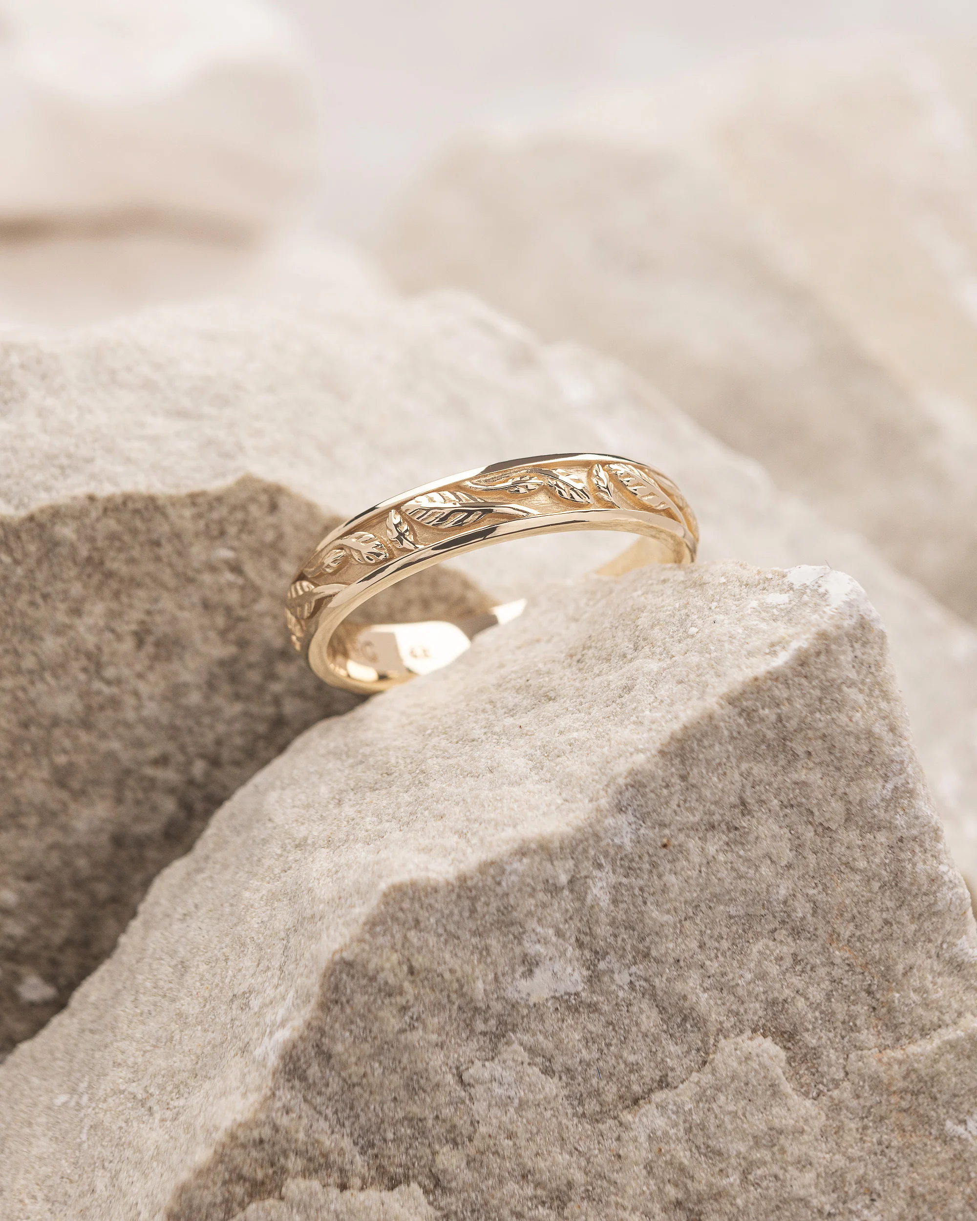 Unisex leaf carved wedding band, 4 mm wide / Patricia