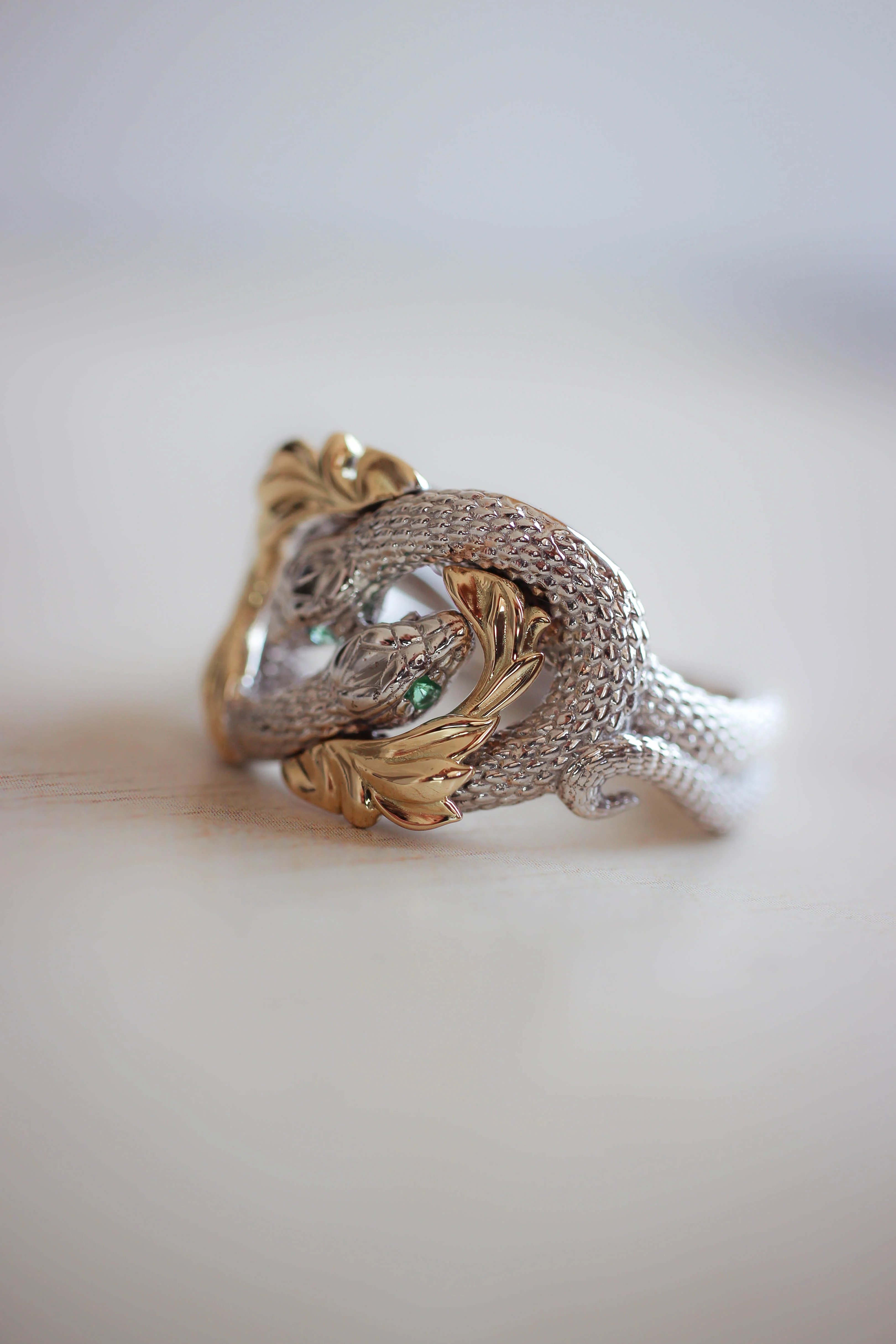 Ring of Barahir in two tone gold, snakes ring with emeralds - Image 3