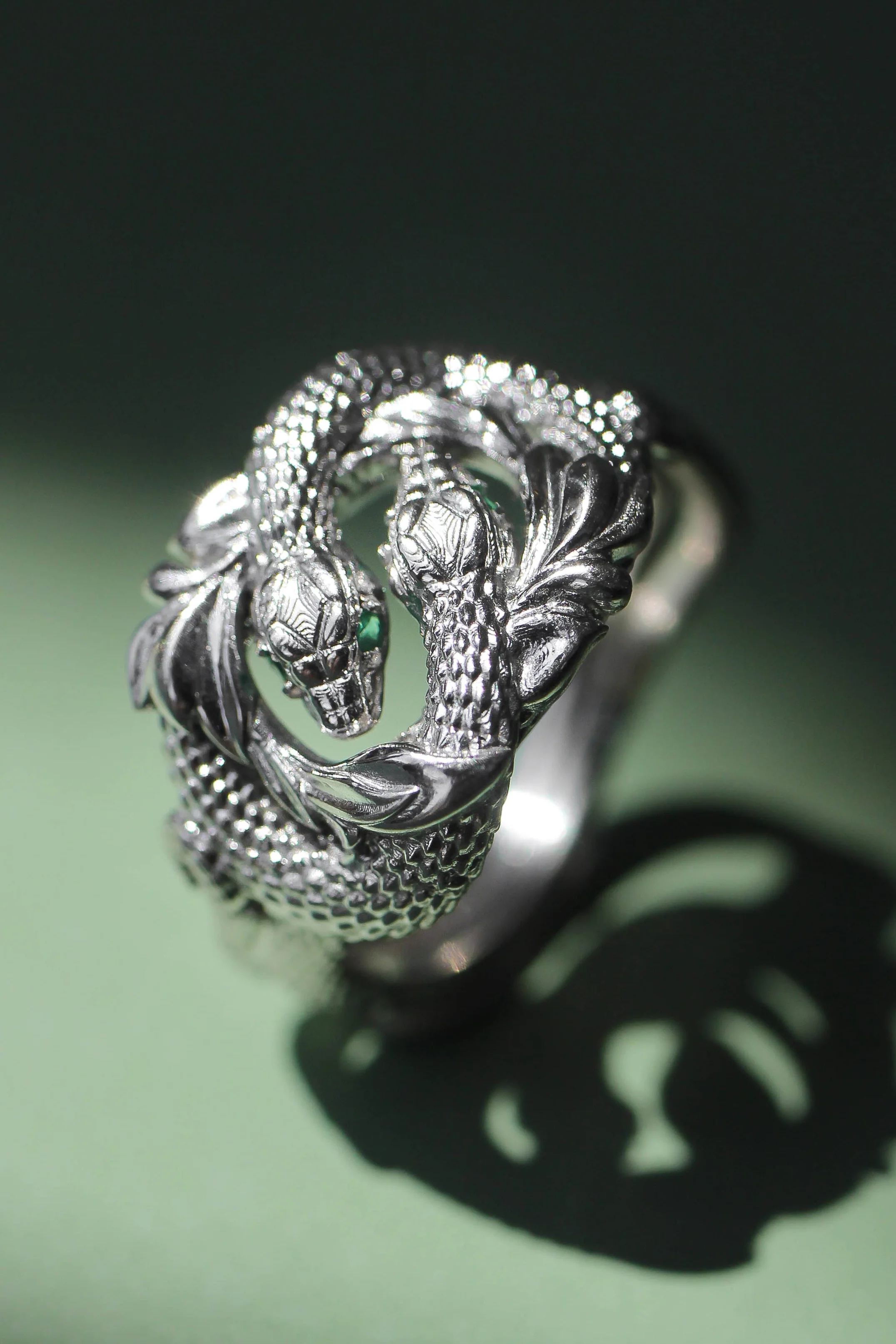 Ring of Barahir in two tone gold, snakes ring with emeralds - Image 4