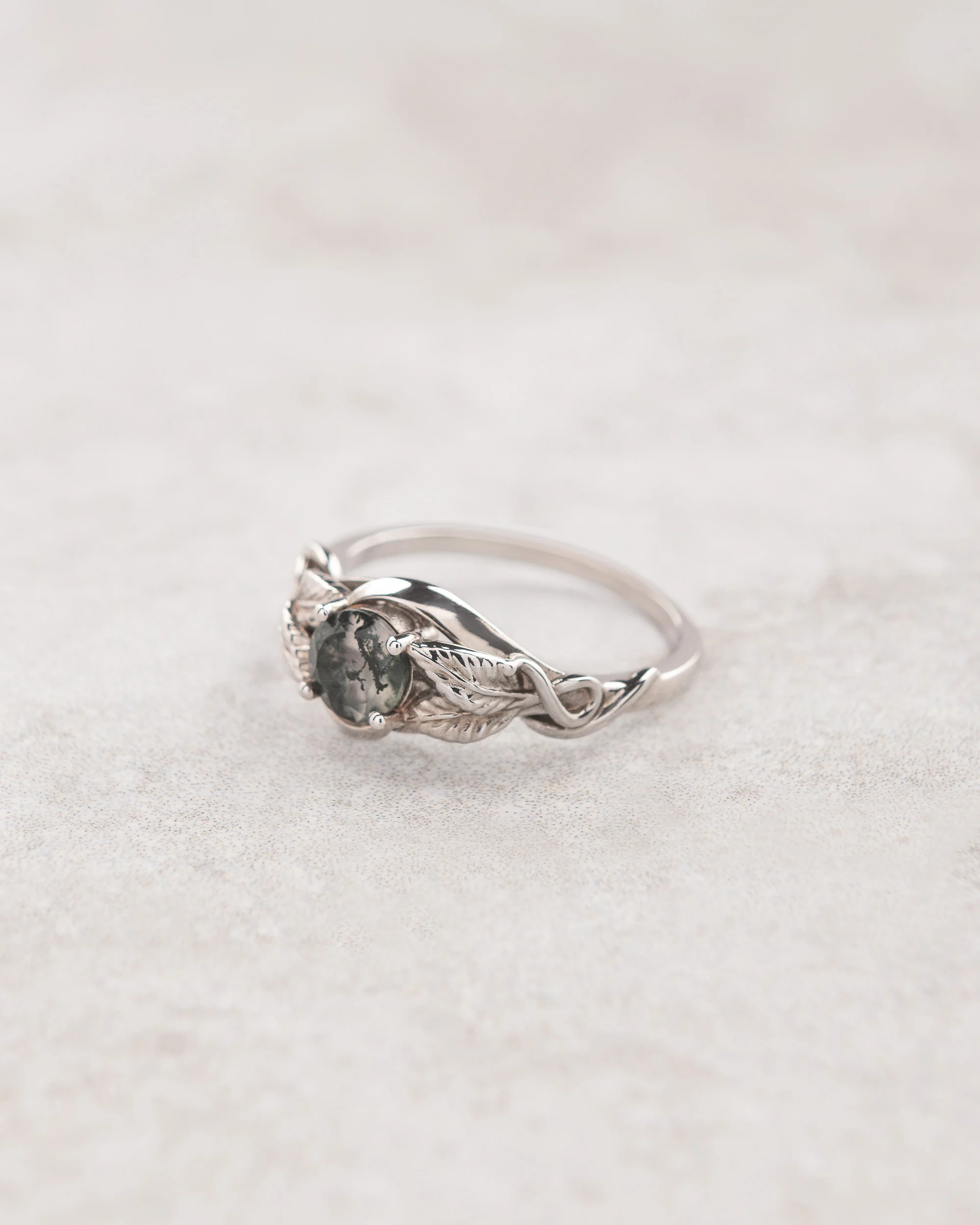 Round moss agate engagement ring with golden leaves / Azalea - Image 2