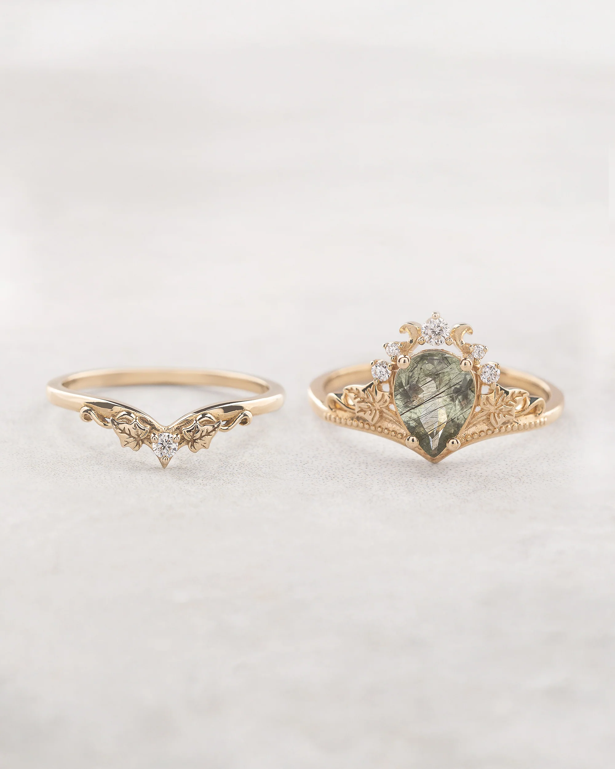 Rutile peridot engagement ring set with a matching wedding band / Ariadne - Image 3
