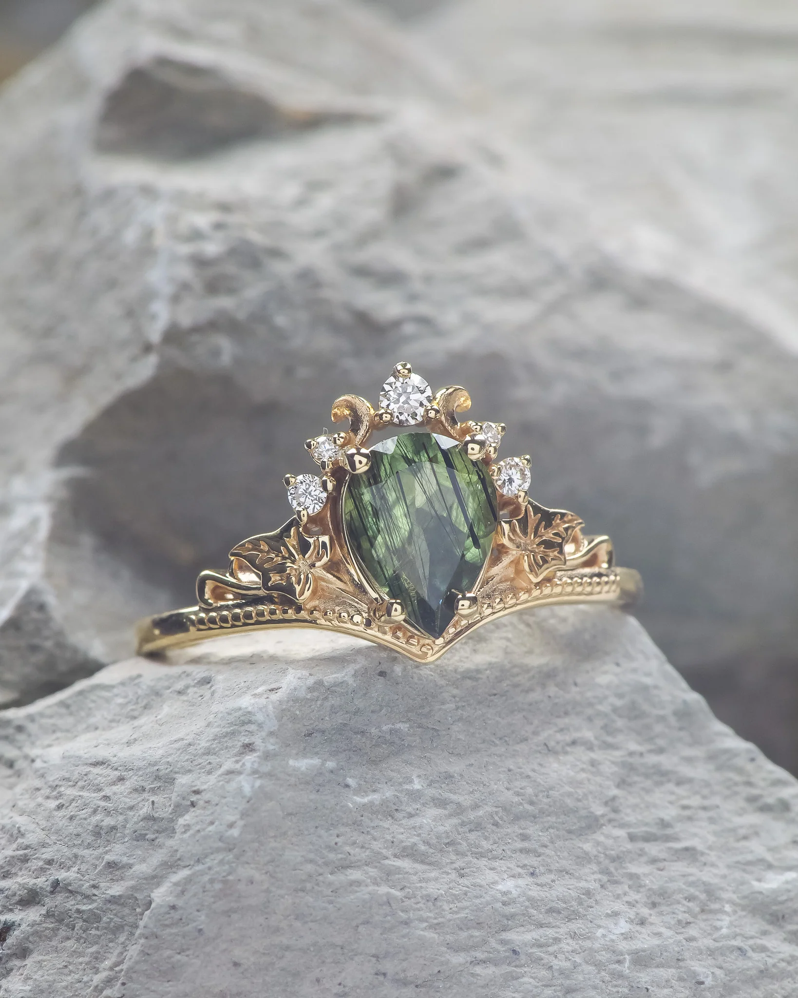 Rutile peridot engagement ring set with a matching wedding band / Ariadne - Image 6