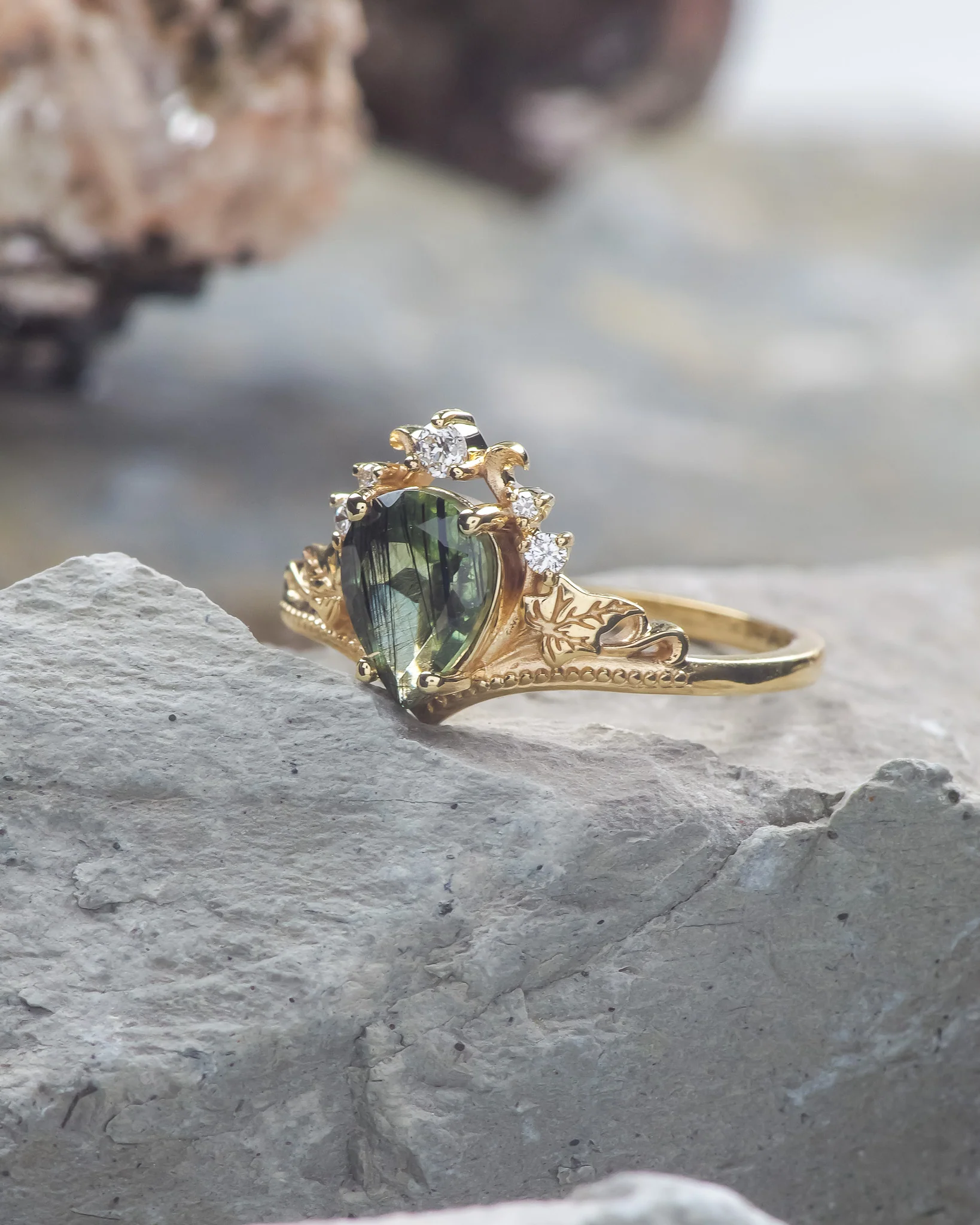 Rutile peridot engagement ring set with a matching wedding band / Ariadne - Image 7