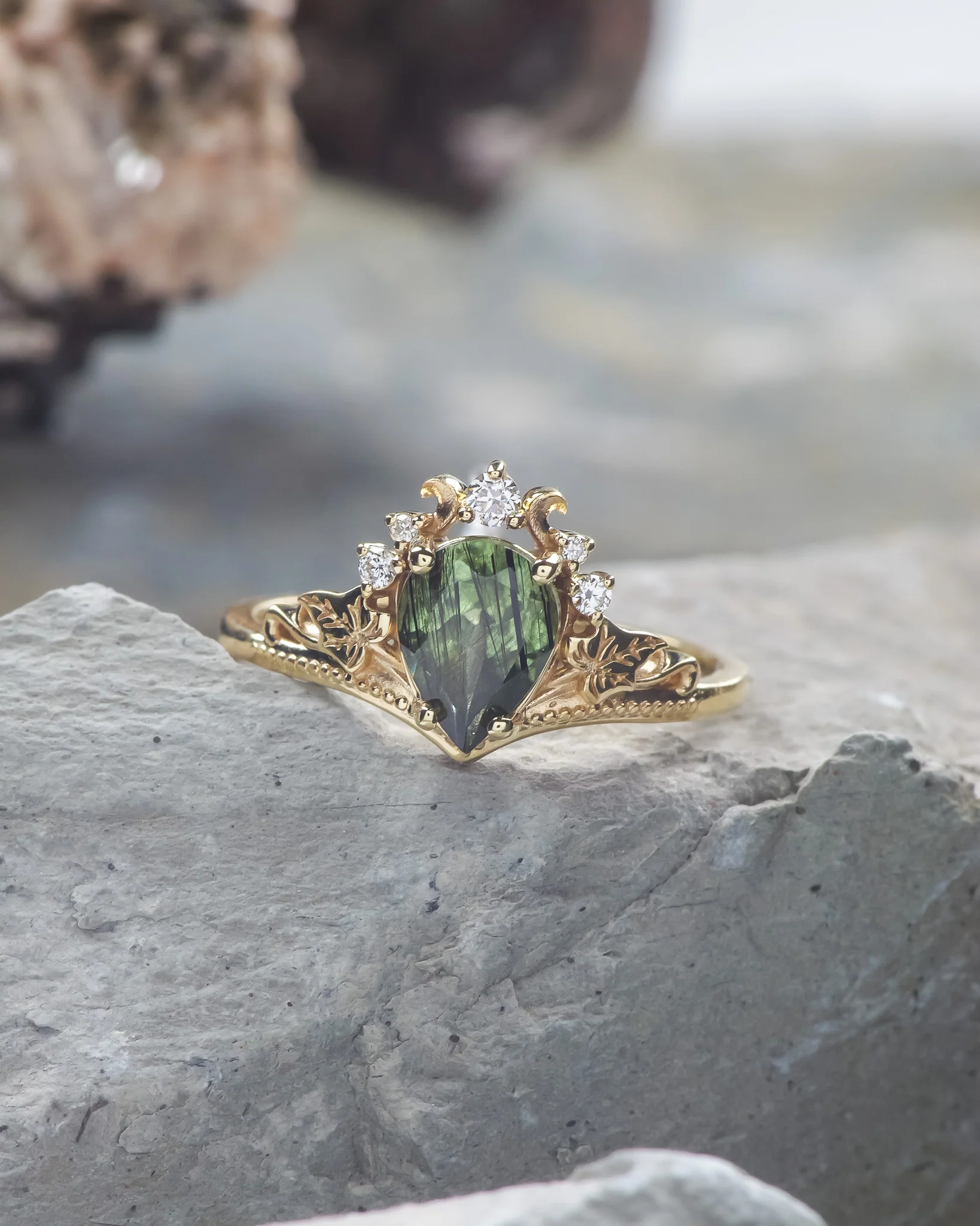 Rutile peridot engagement ring set with a matching wedding band / Ariadne - Image 8