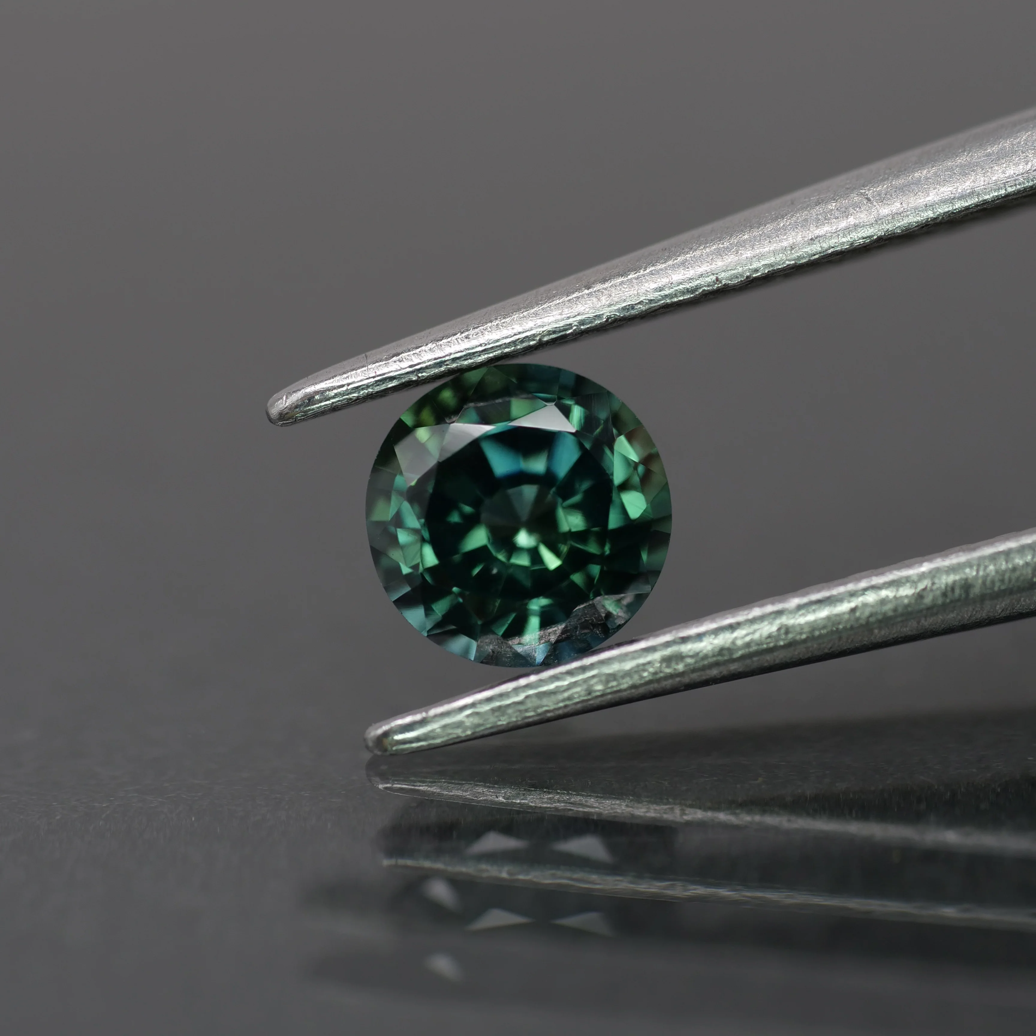 Sapphire | IGI certified | natural, teal color/color changing, round-cut, *5mm, *0.6ct