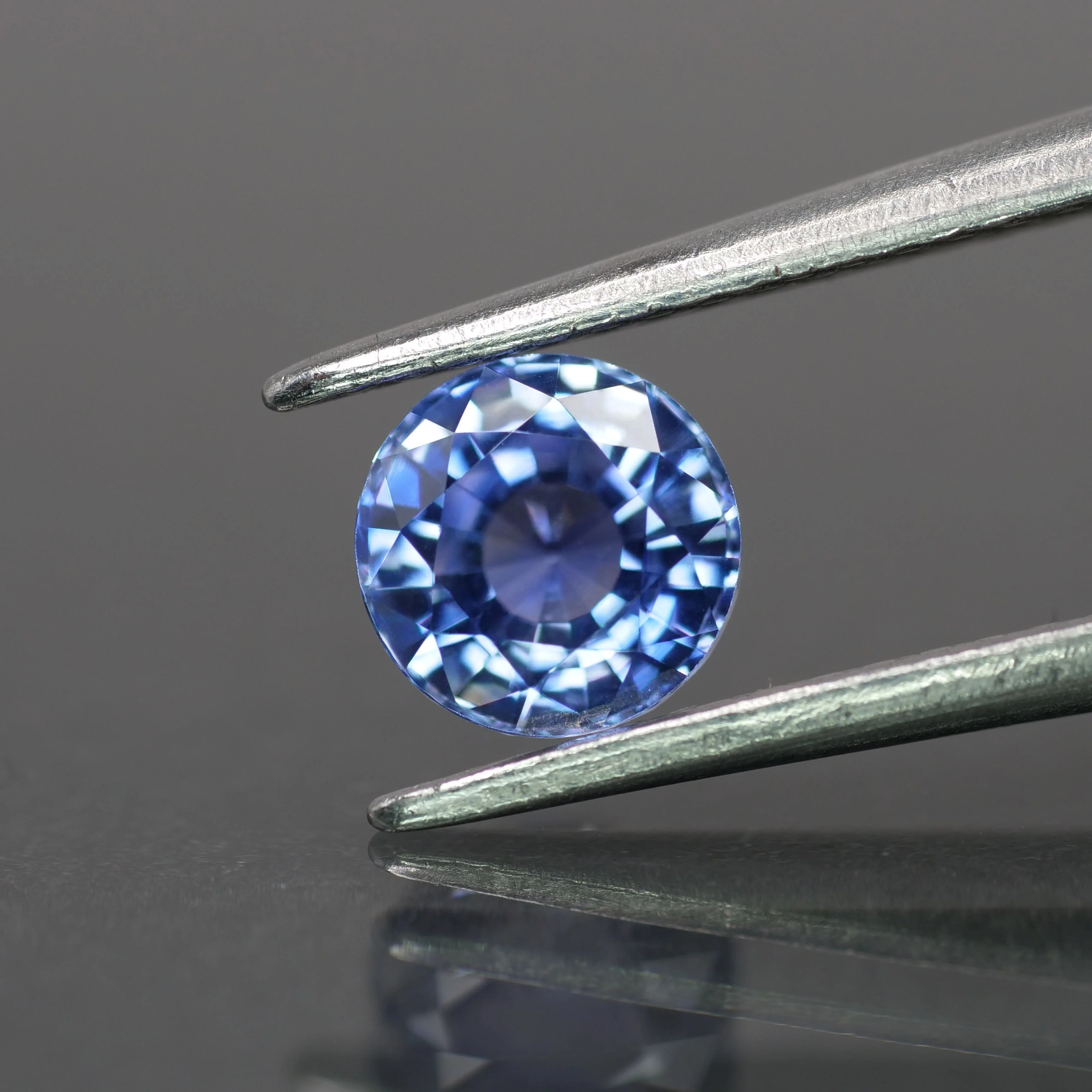 Sapphire | natural, blue color, round-cut, 5.5mm, 0.85ct