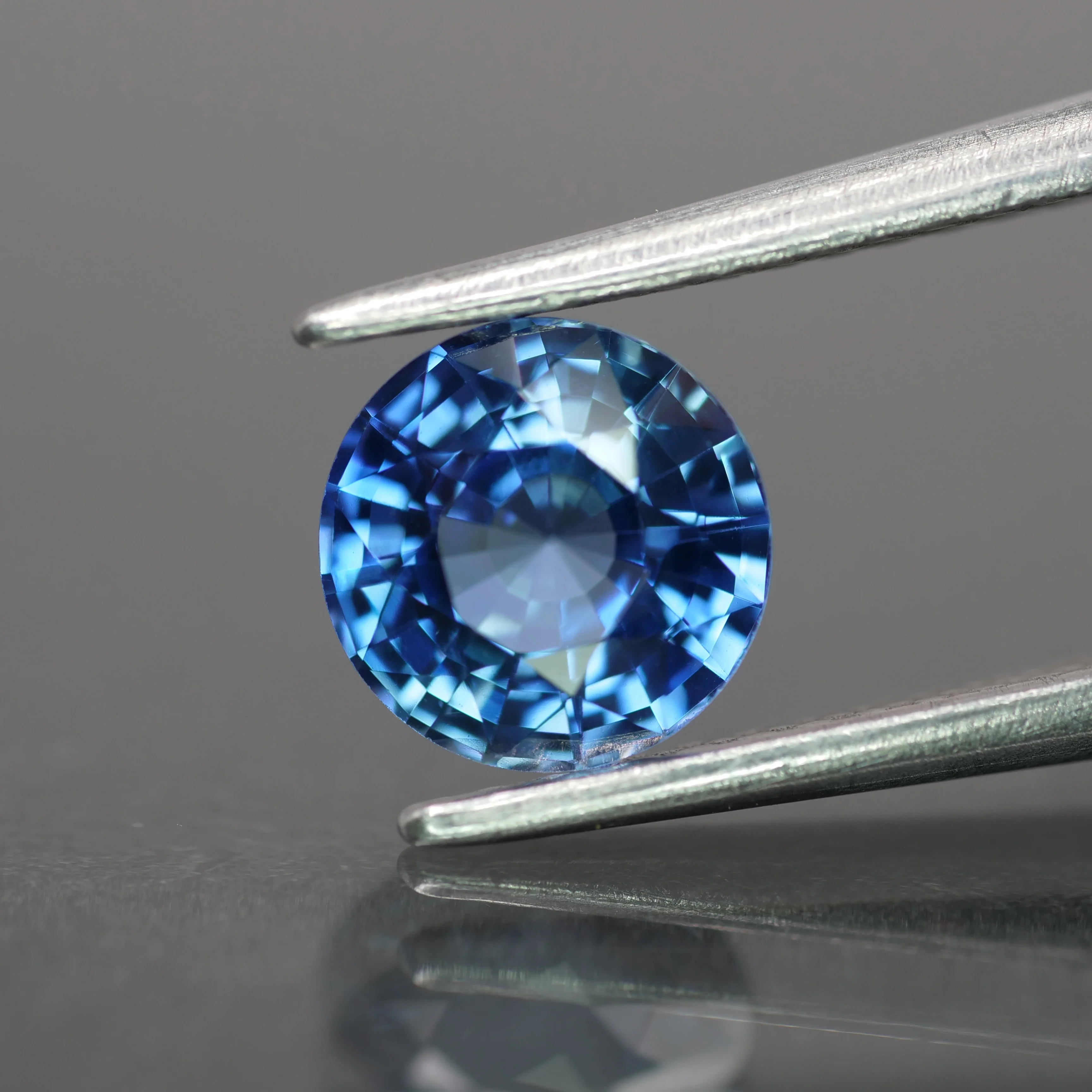 Sapphire | natural, blue color, round-cut, 6.2mm, 1.1ct