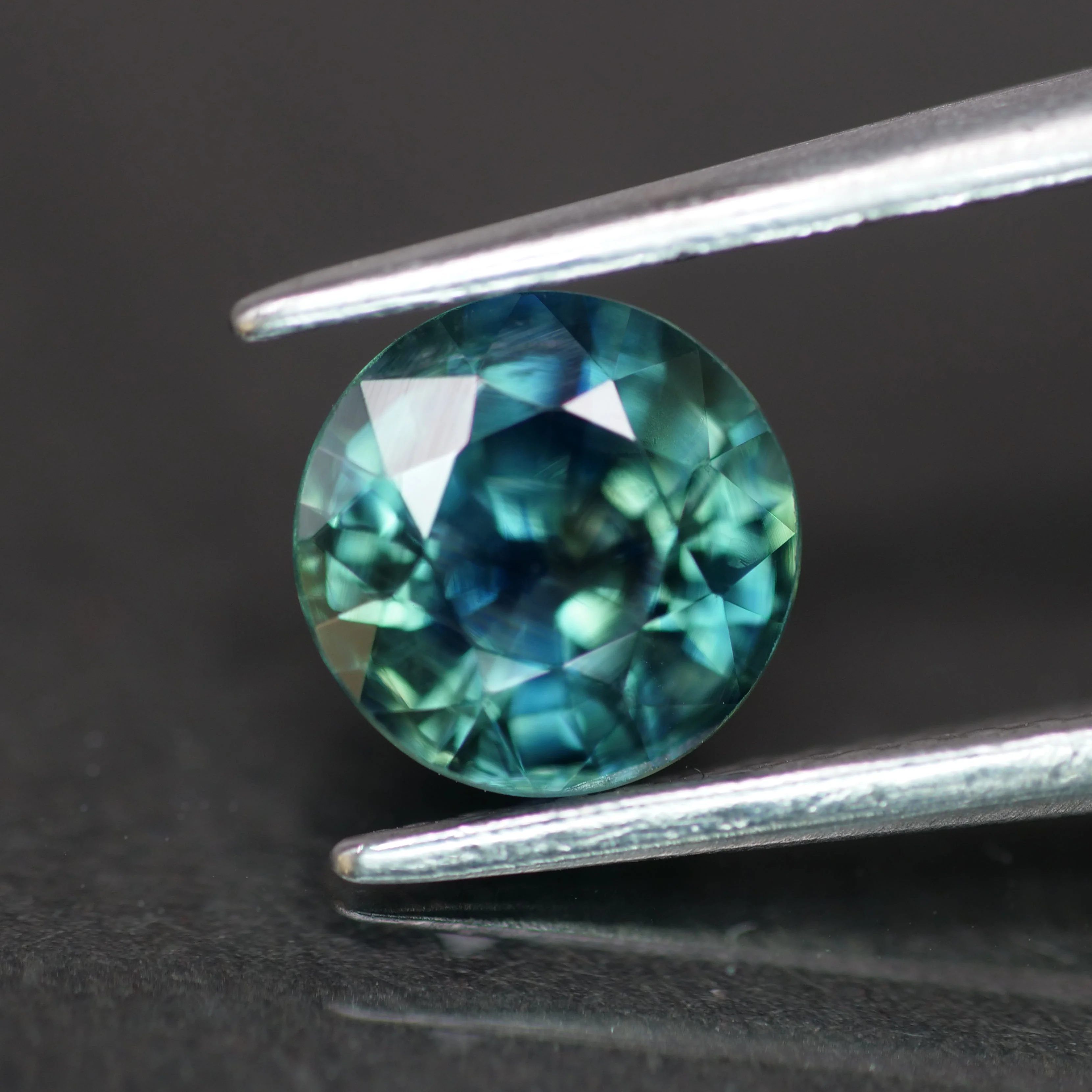 Sapphire | natural, teal color/color changing, round-cut, *6.5mm, 1.5ct