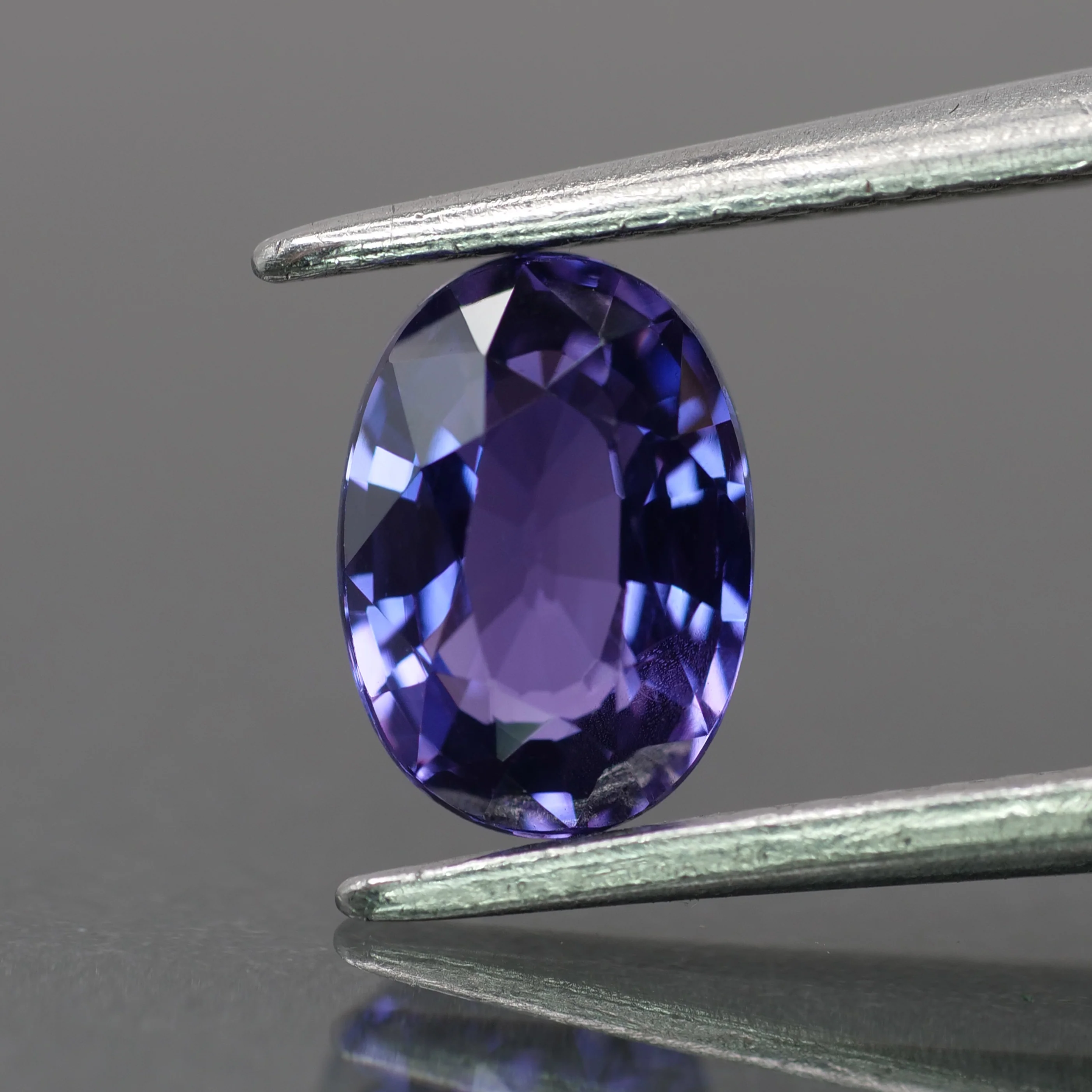 Sapphire | natural, deep purple color, oval-cut, 7x5mm, 1ct