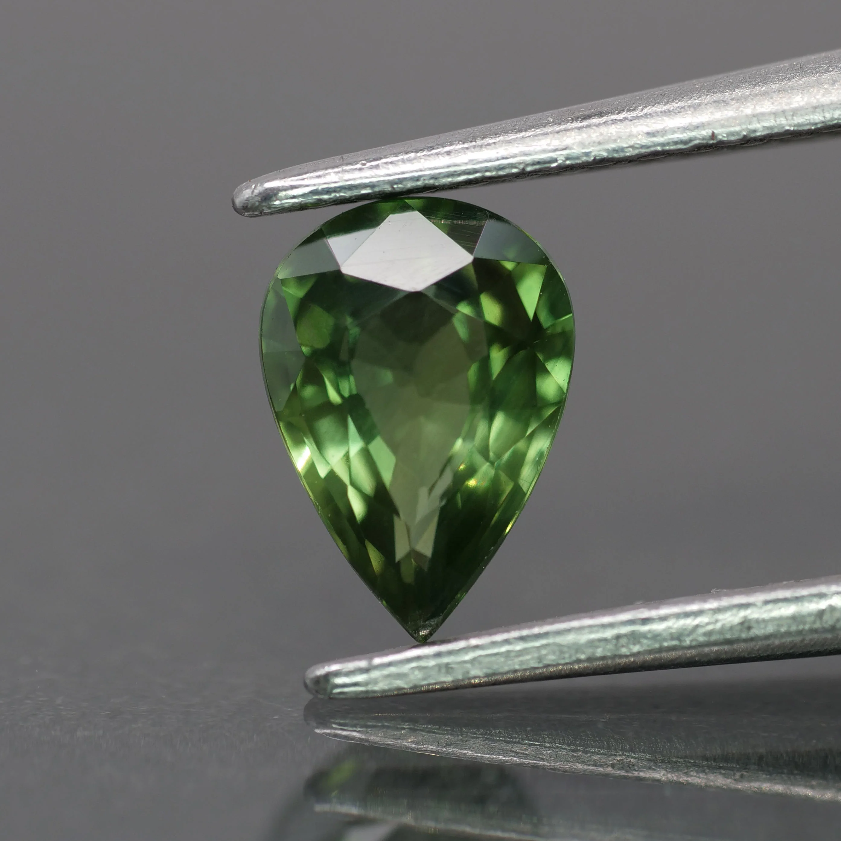Sapphire | natural, green color, pear-cut, 7x5mm, *0.8ct