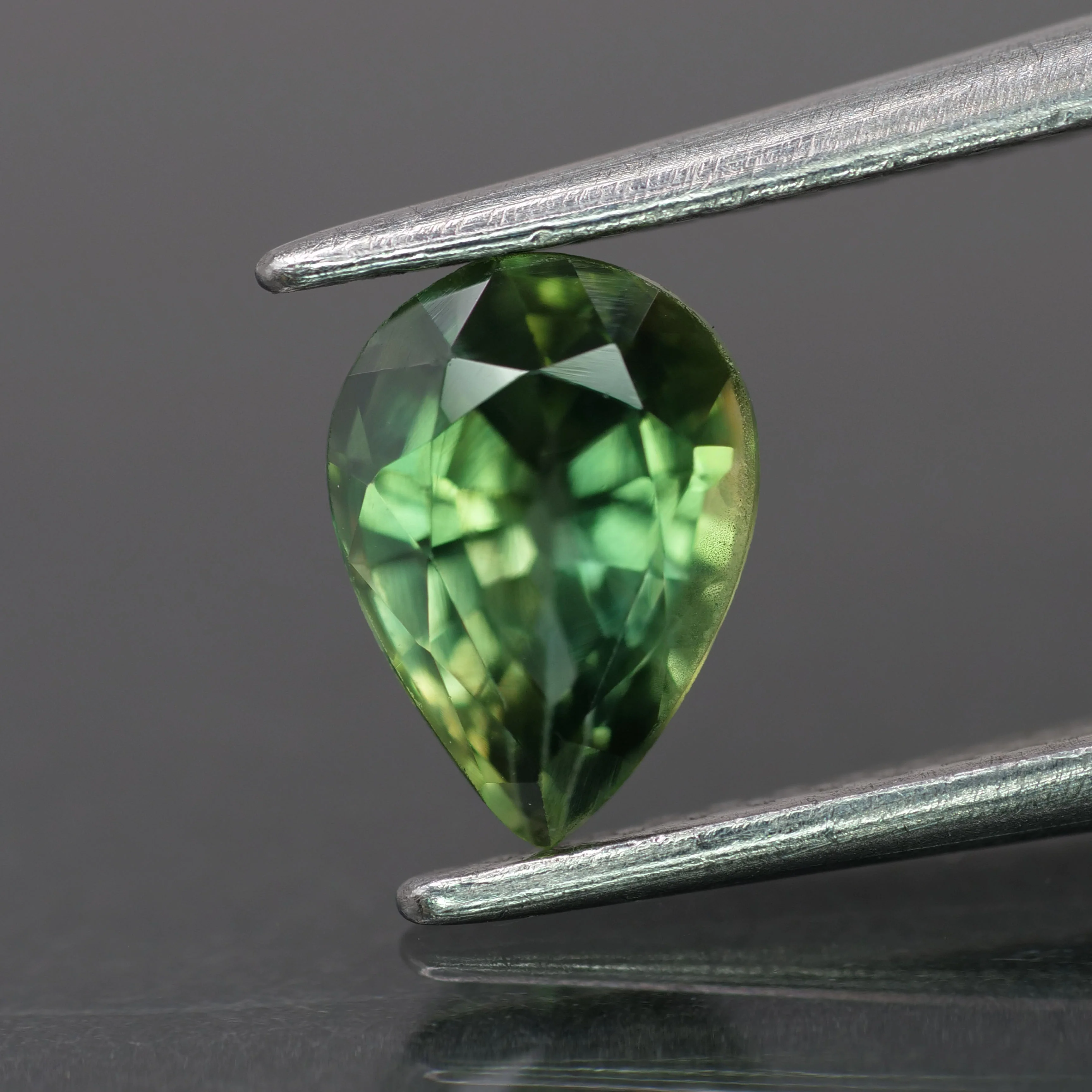 Sapphire | natural, yellowish green color, pear-cut, *7x5mm, 1ct