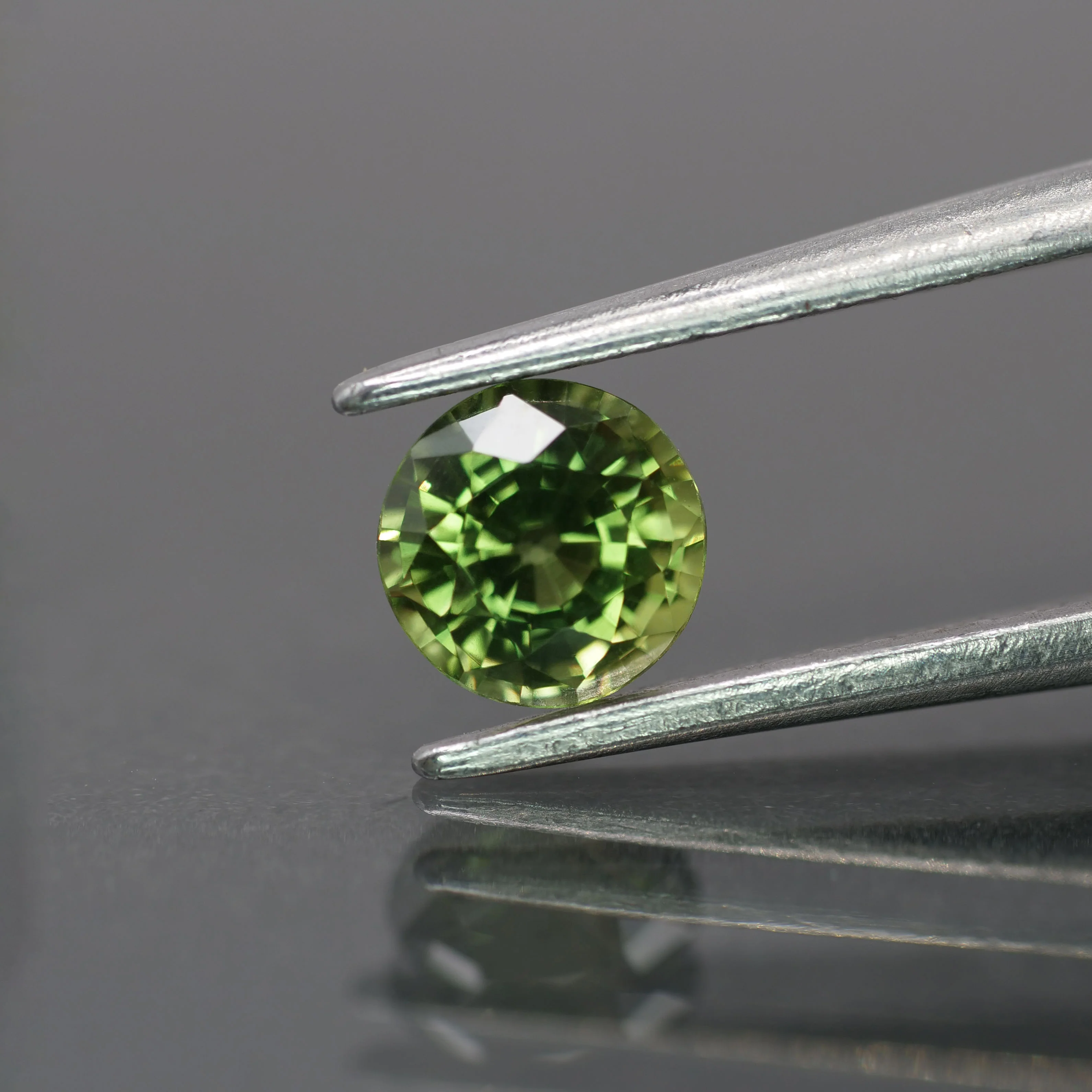 Sapphire | natural, green color, round-cut, 5mm, *0.7ct