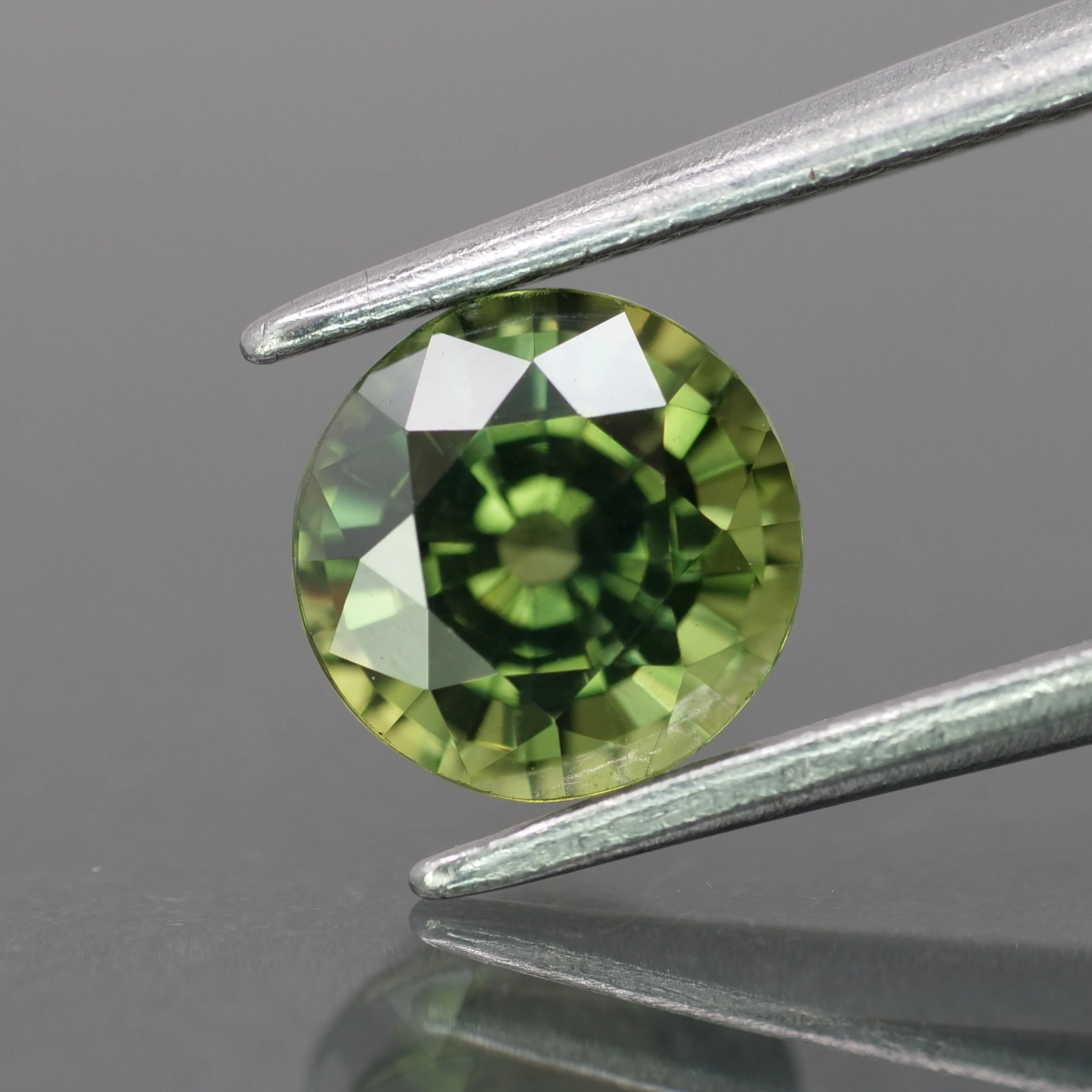 Sapphire | natural, green color, round-cut, *6.5mm, 1.5ct