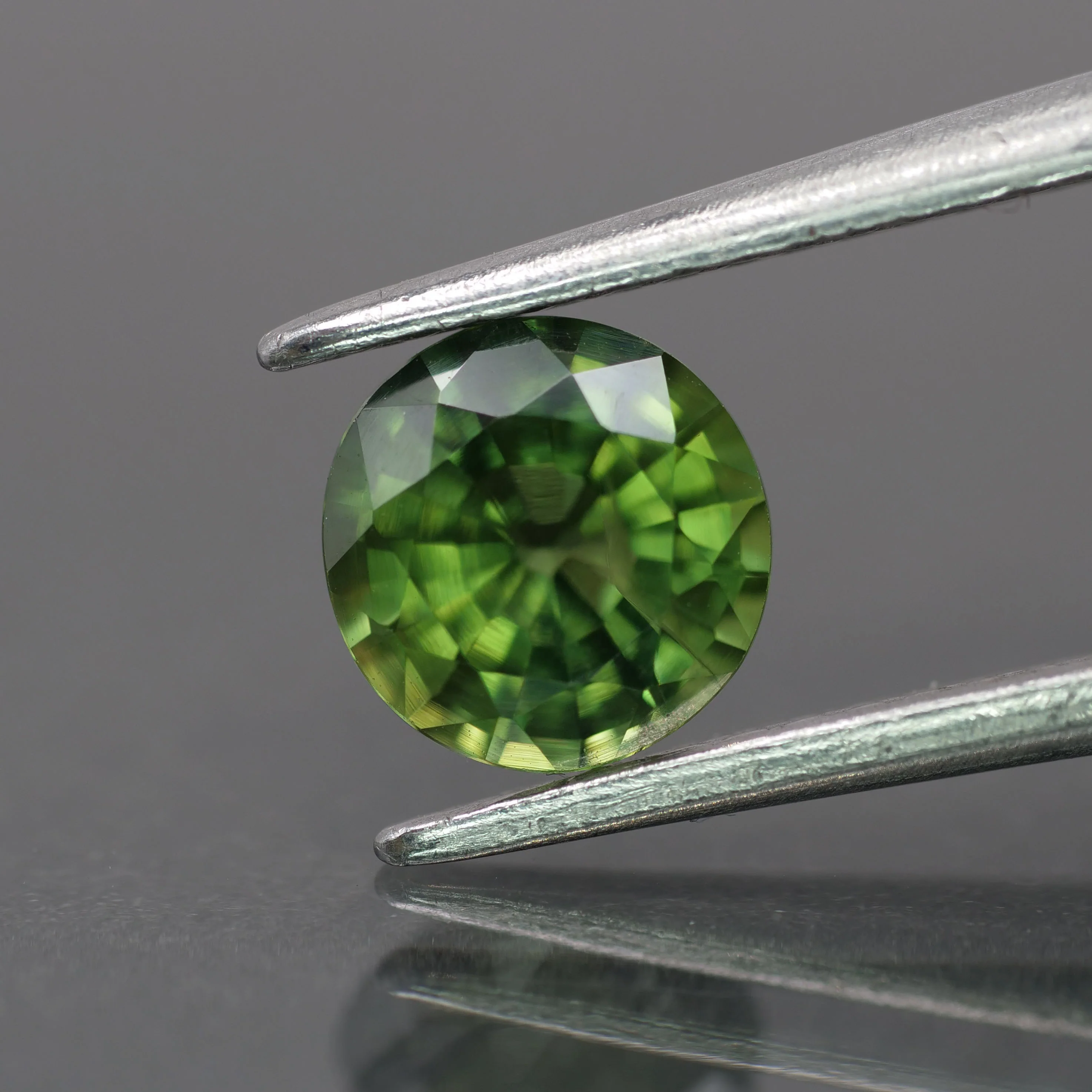 Sapphire | natural, green color, round-cut, 6mm, 1.1ct