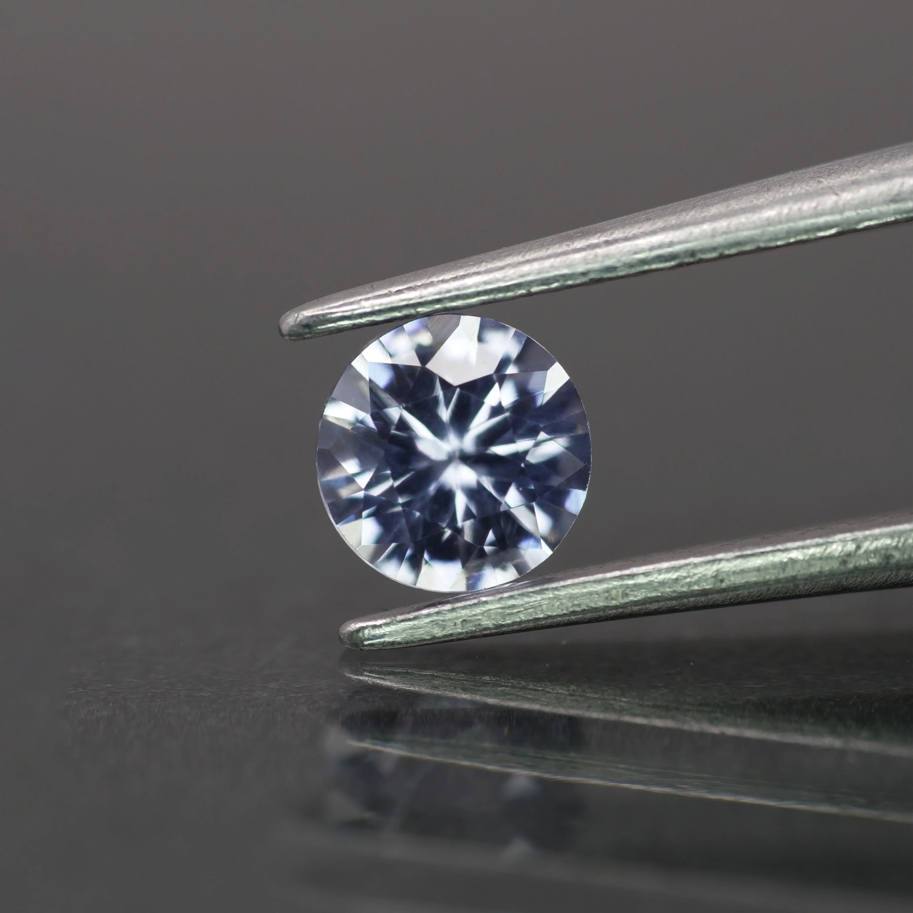 Sapphire | natural, greyish purple color, round-cut, 5mm, 0.5ct