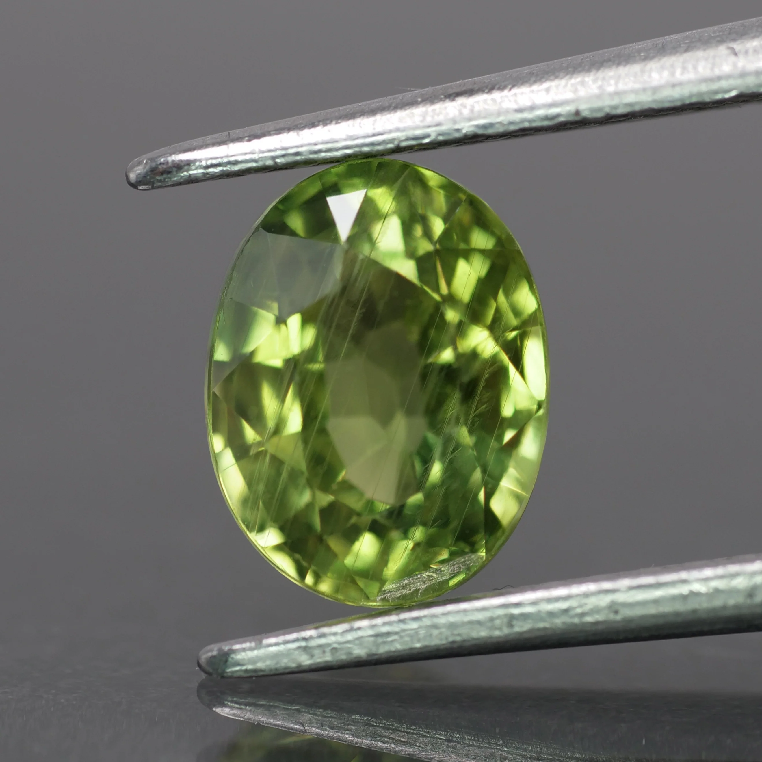 Sapphire | natural, lime green color, oval-cut, *7.5x5.5mm, 1.8ct