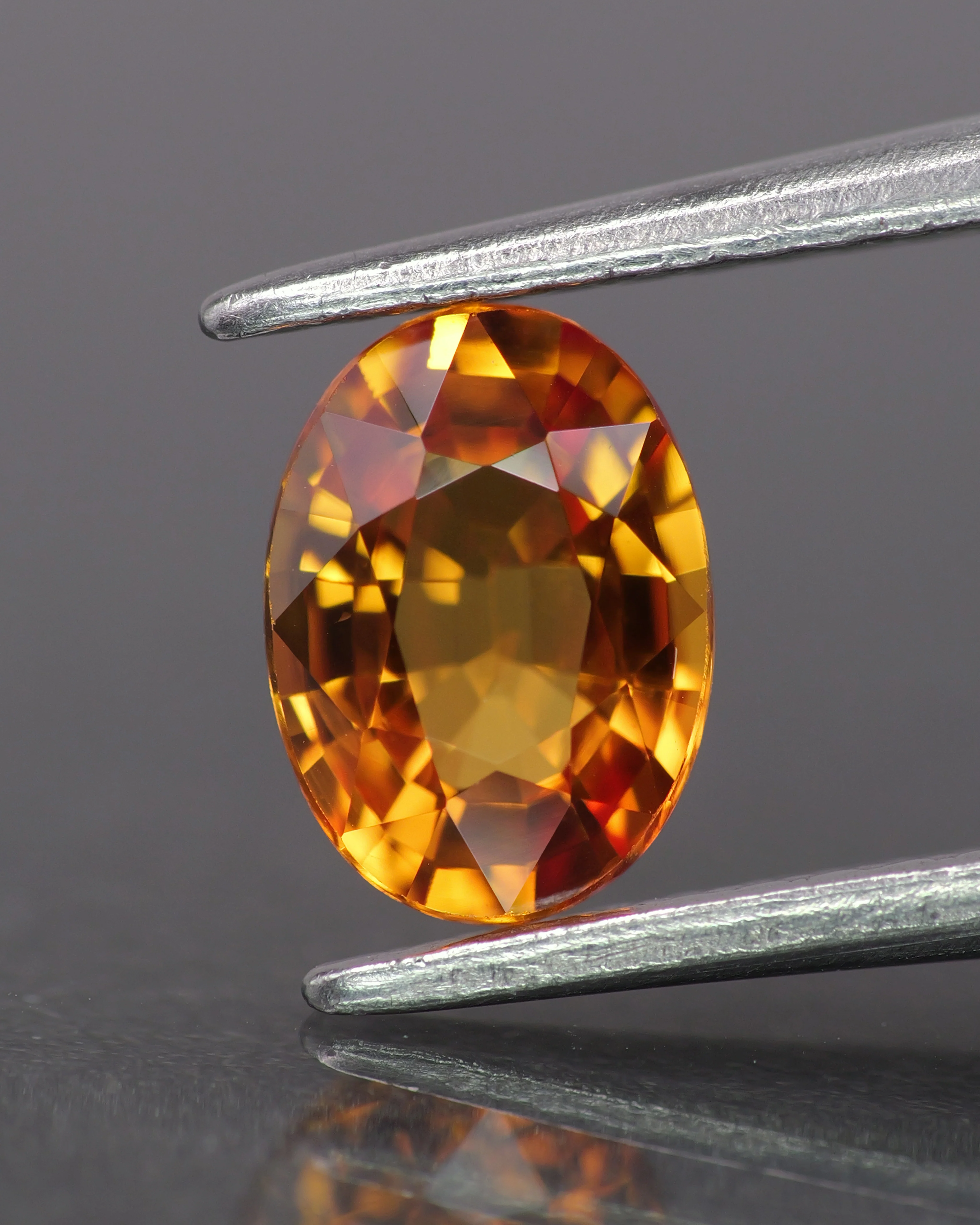 Sapphire | natural, orange color, oval-cut, 7x5mm, 0.9ct