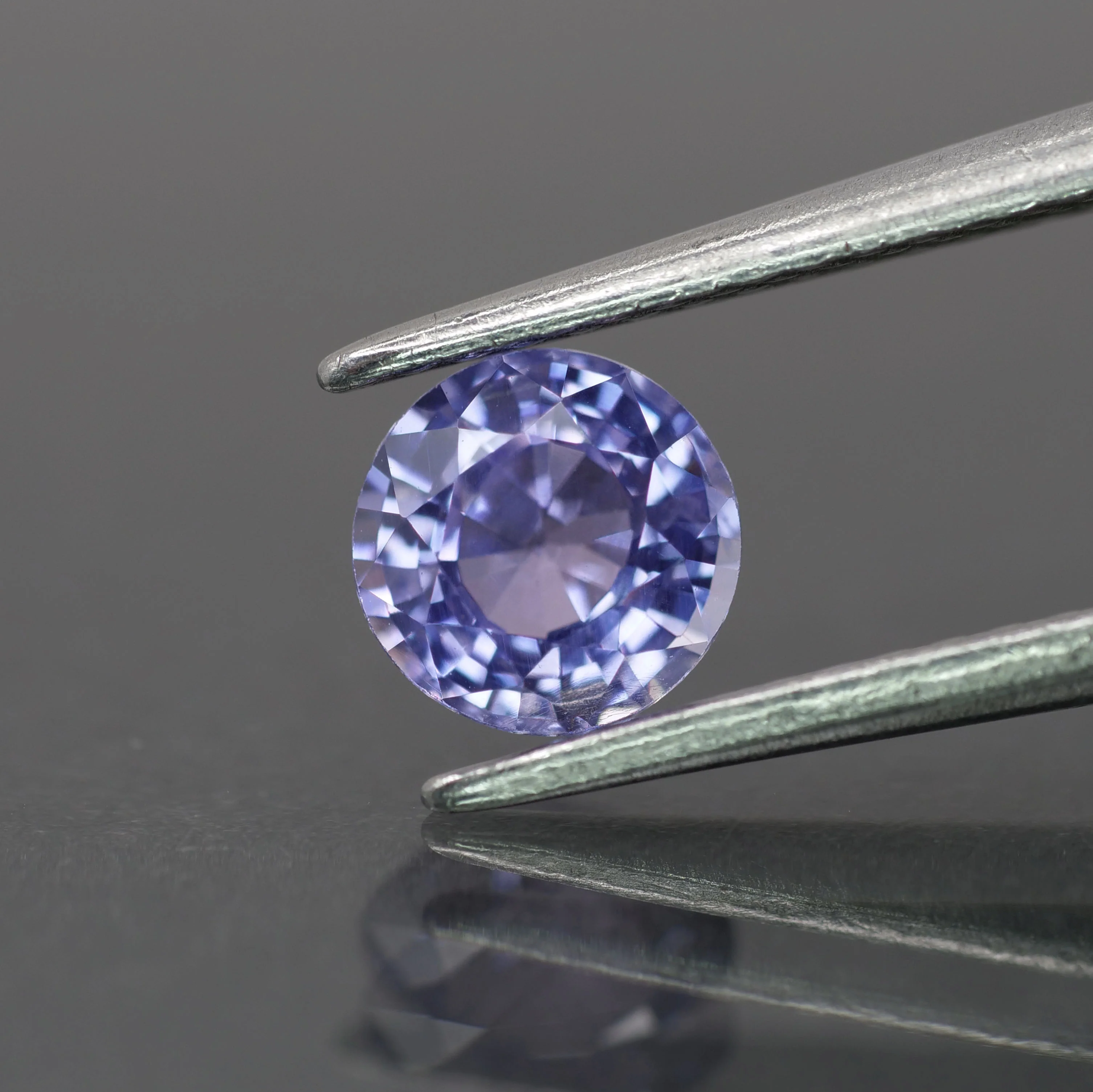 Sapphire | natural, purple color, round-cut, 5.5mm, 0.8ct