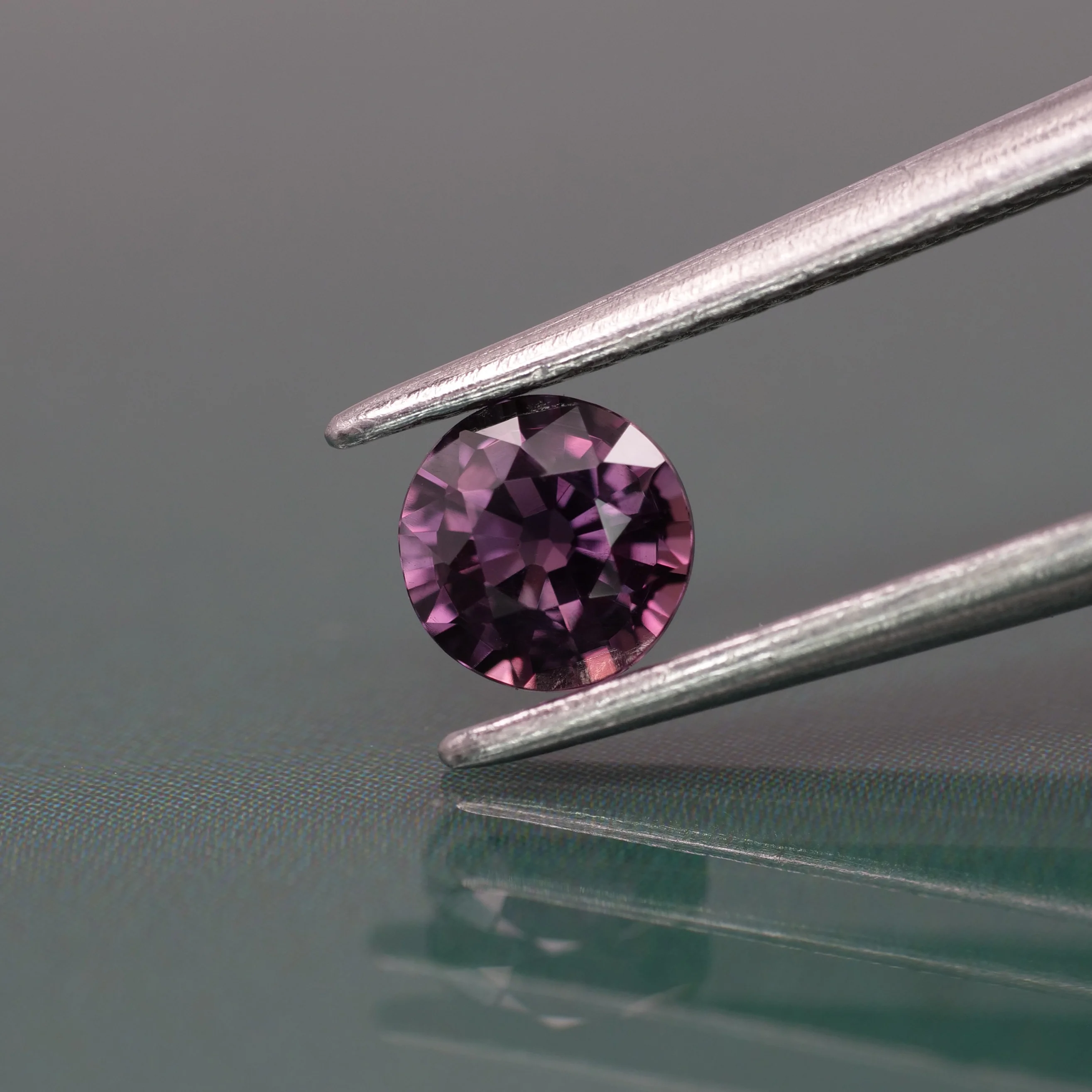 Sapphire | natural, purple color, round-cut, 4.5mm, 0.45ct